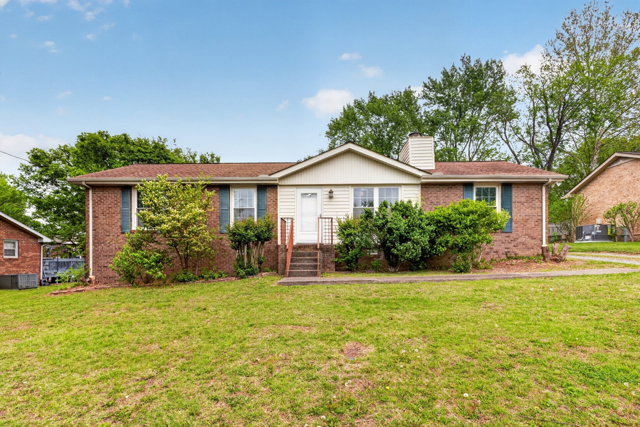 120 Hillwood Dr Property Photo 1