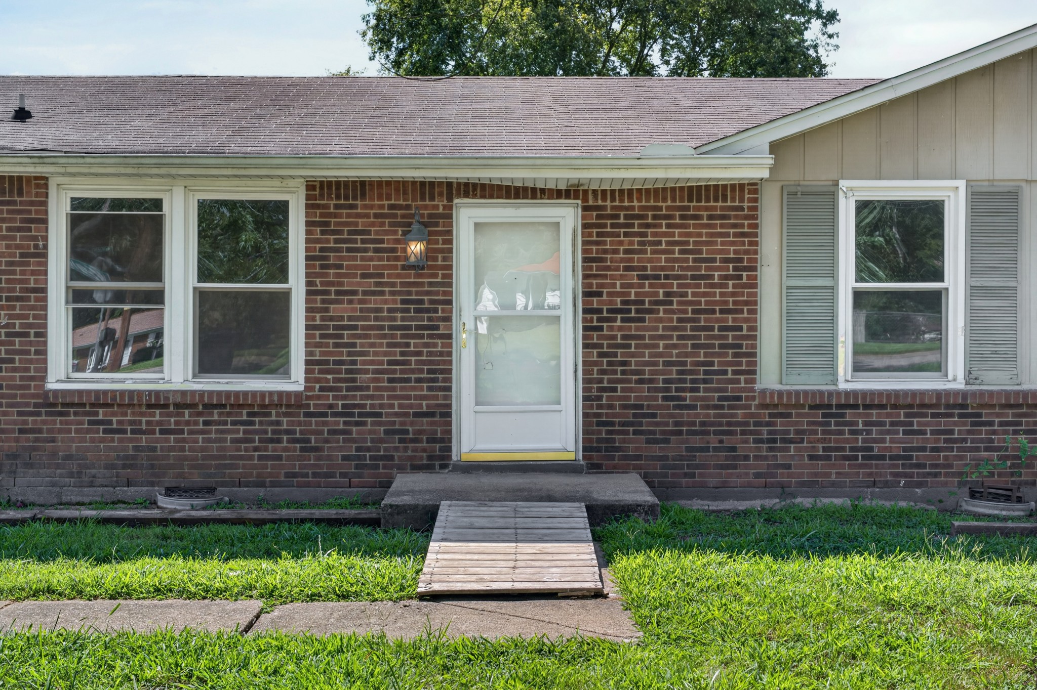 573 Waldorf Dr Property Photo 3