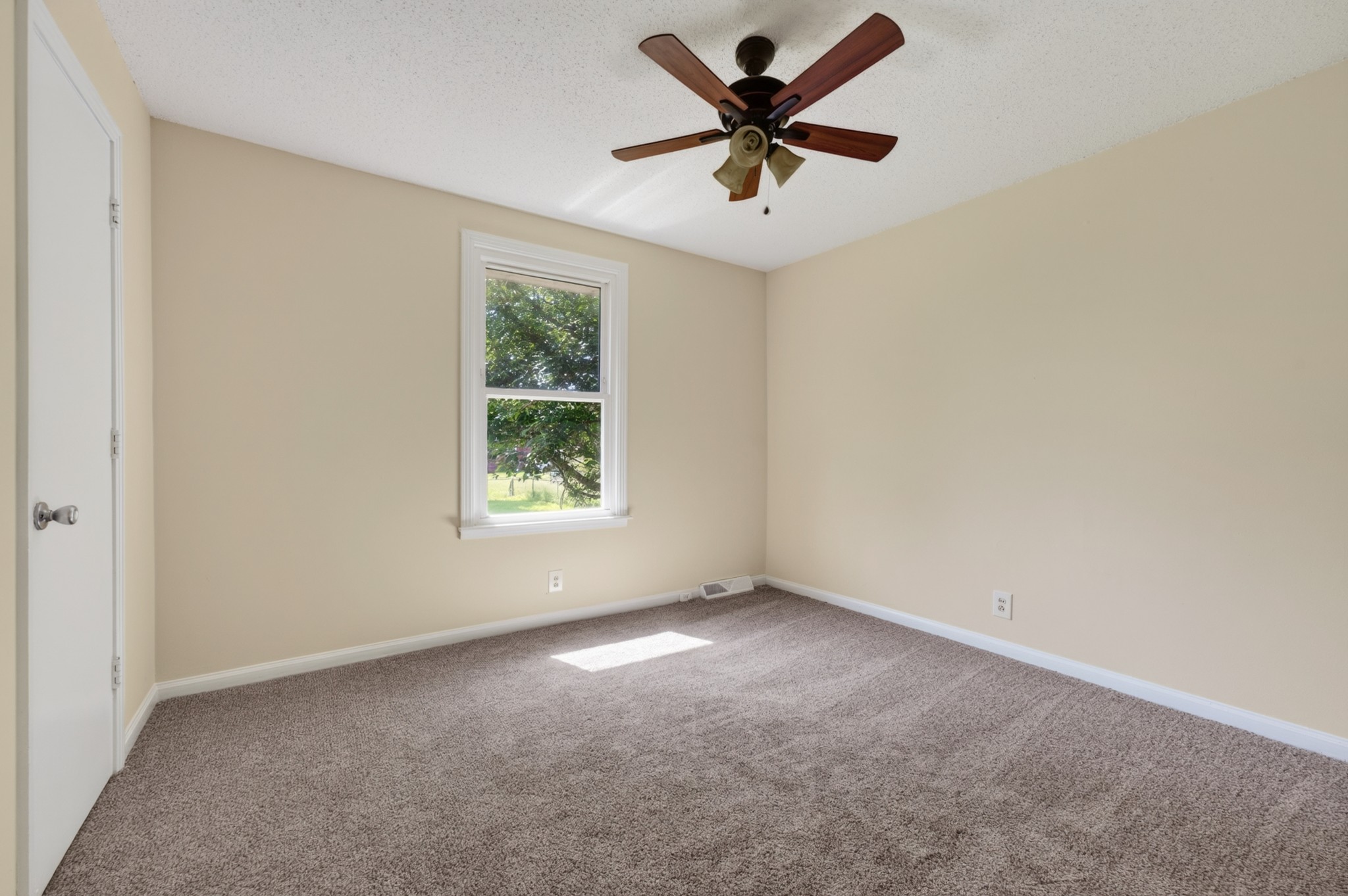 573 Waldorf Dr Property Photo 15