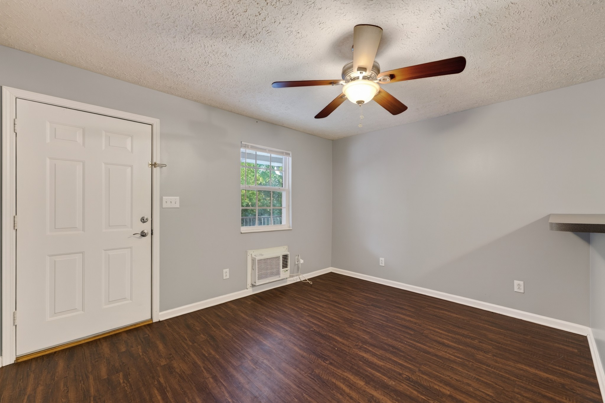 765 Robb Ave Property Photo 6
