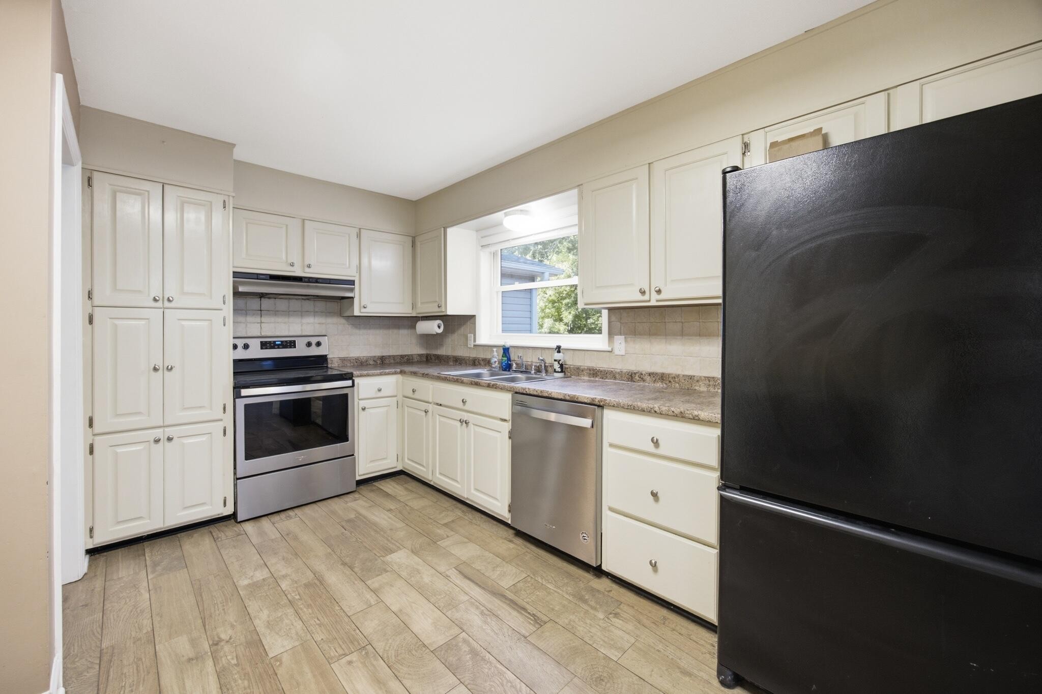 185 Diane Lane Property Photo 11