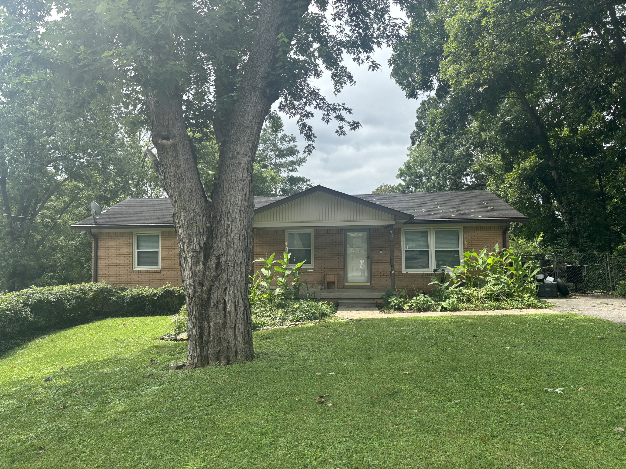 129 Lorraine Dr Property Photo 1