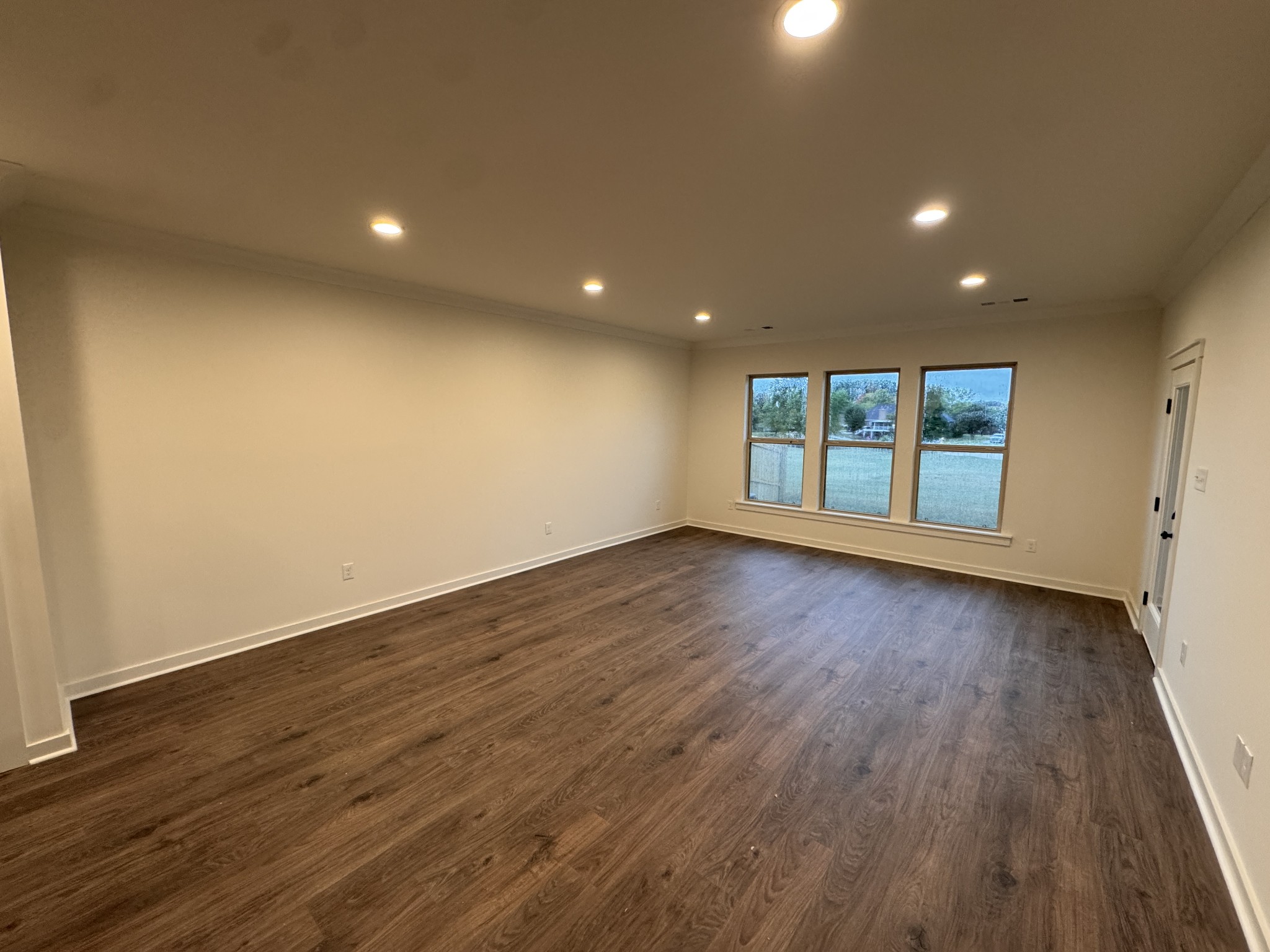 529 W Foxrun Property Photo 4