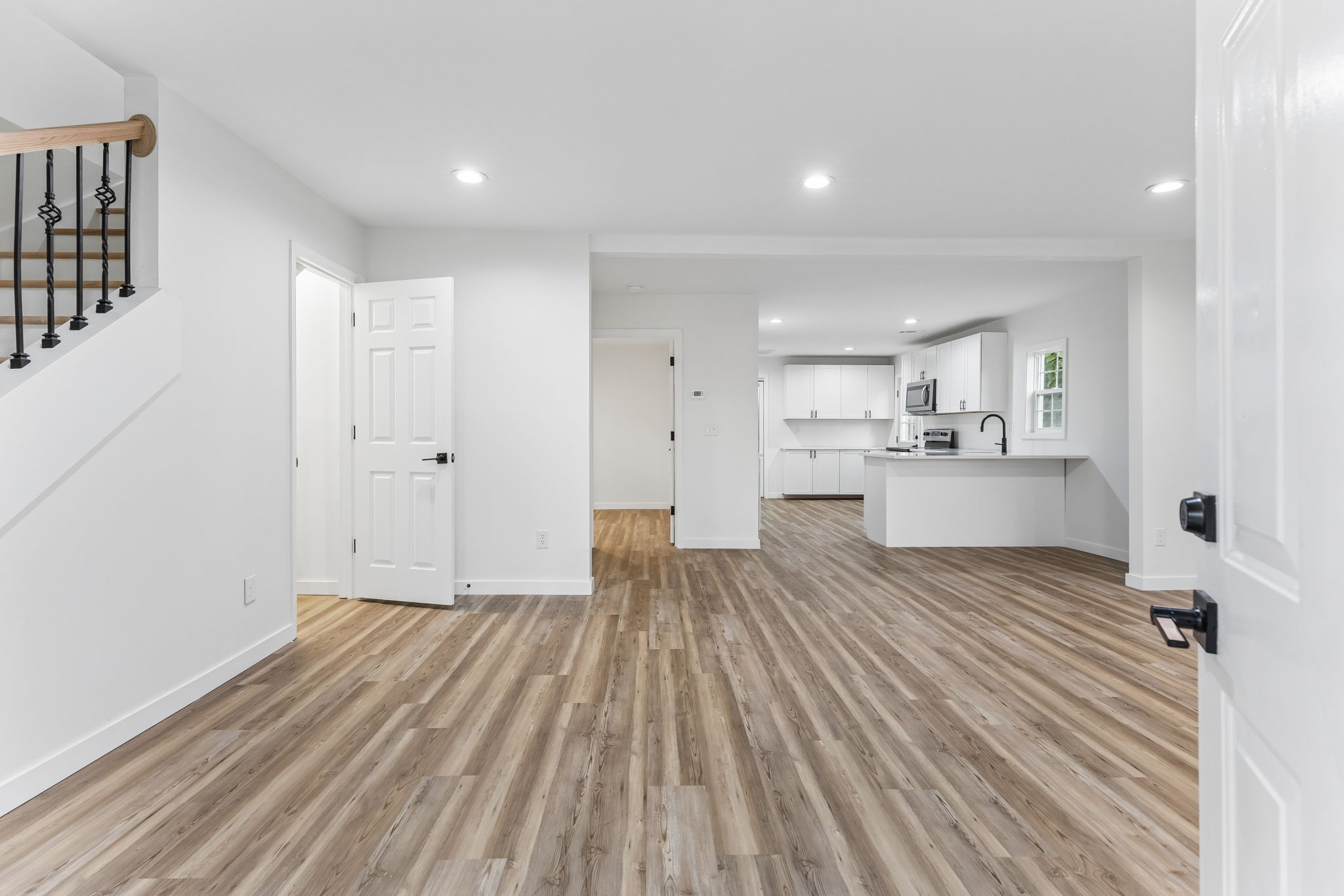 527 E Castle St Property Photo 3