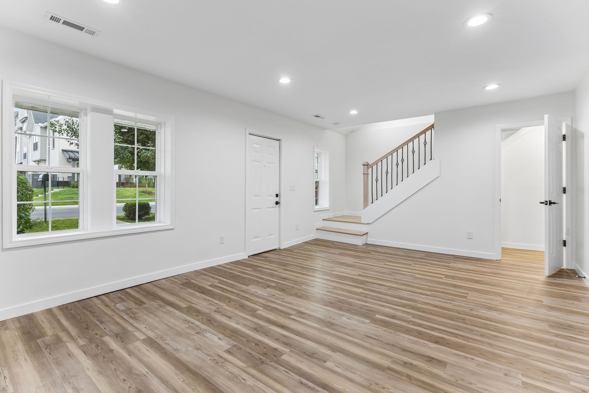 527 E Castle St Property Photo 5