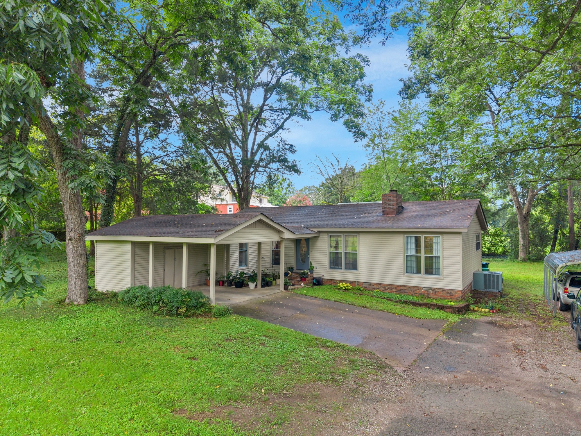 912 E College St Property Photo 3
