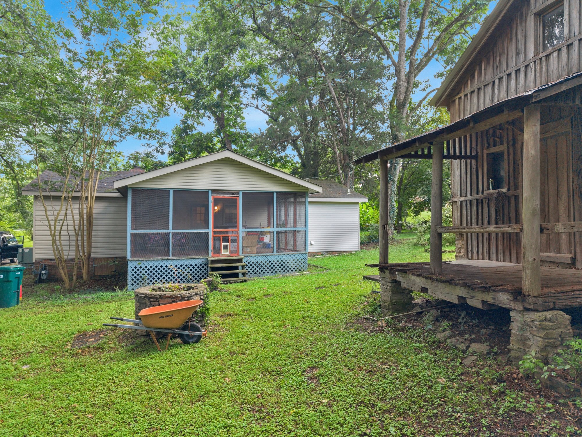 912 E College St Property Photo 4