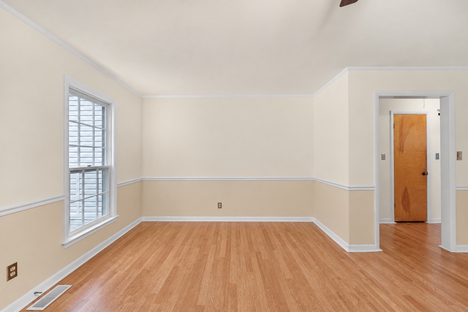 912 E College St Property Photo 11