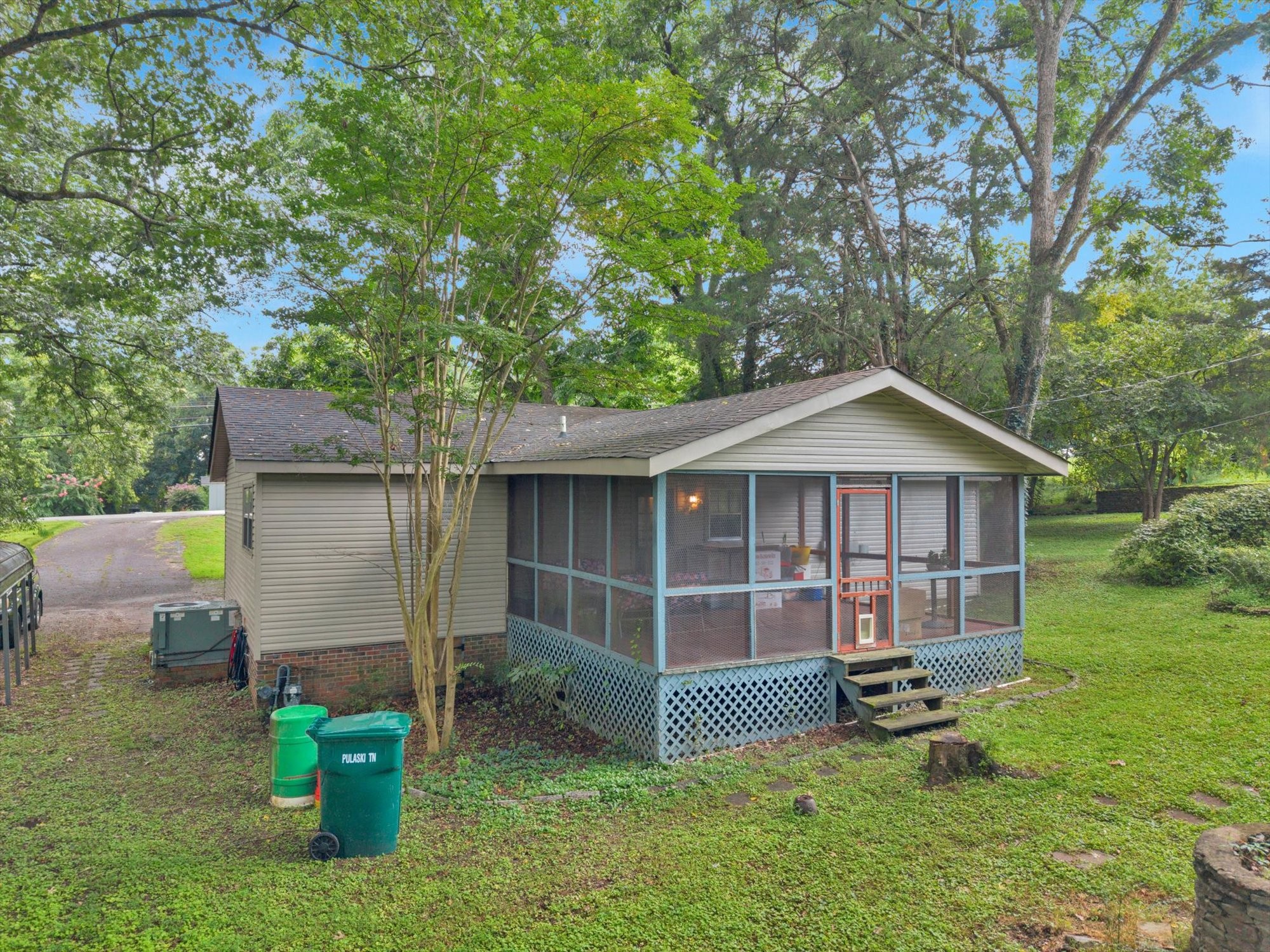 912 E College St Property Photo 29
