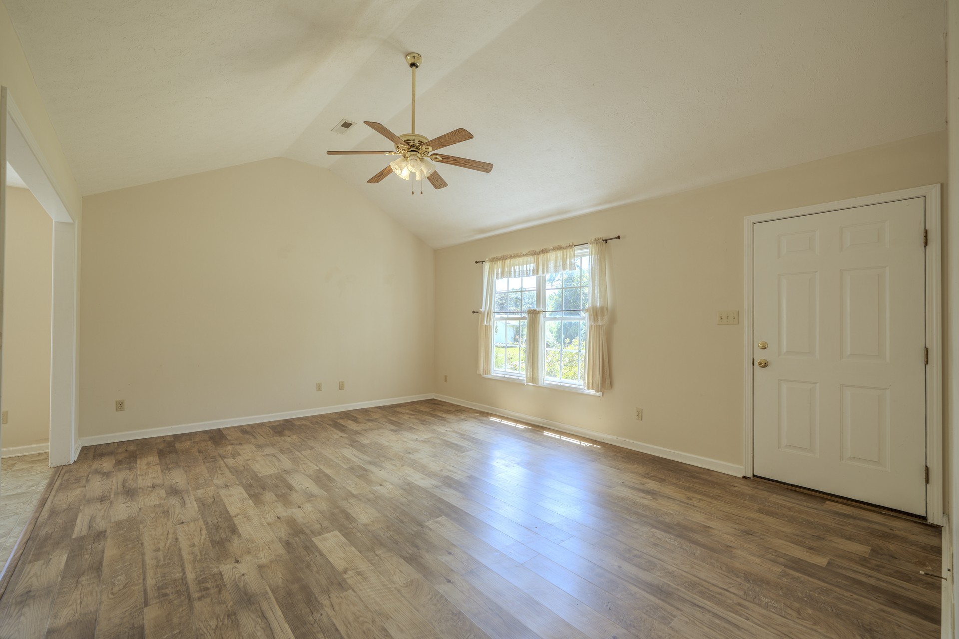 254 Linden Ln Property Photo 3