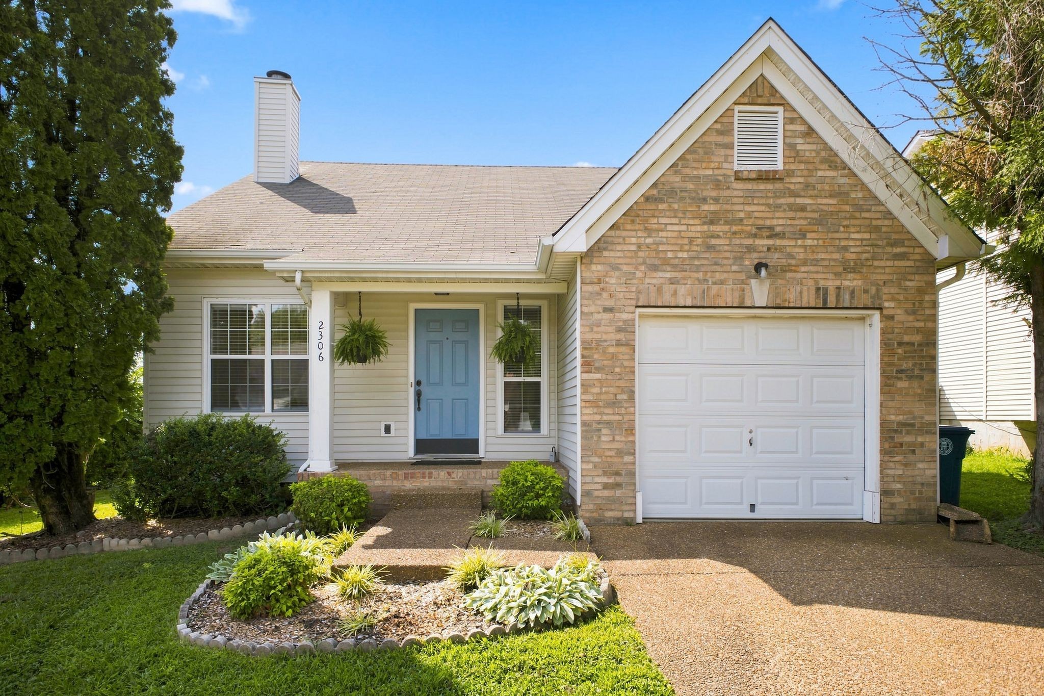 2306 Surrey Ln