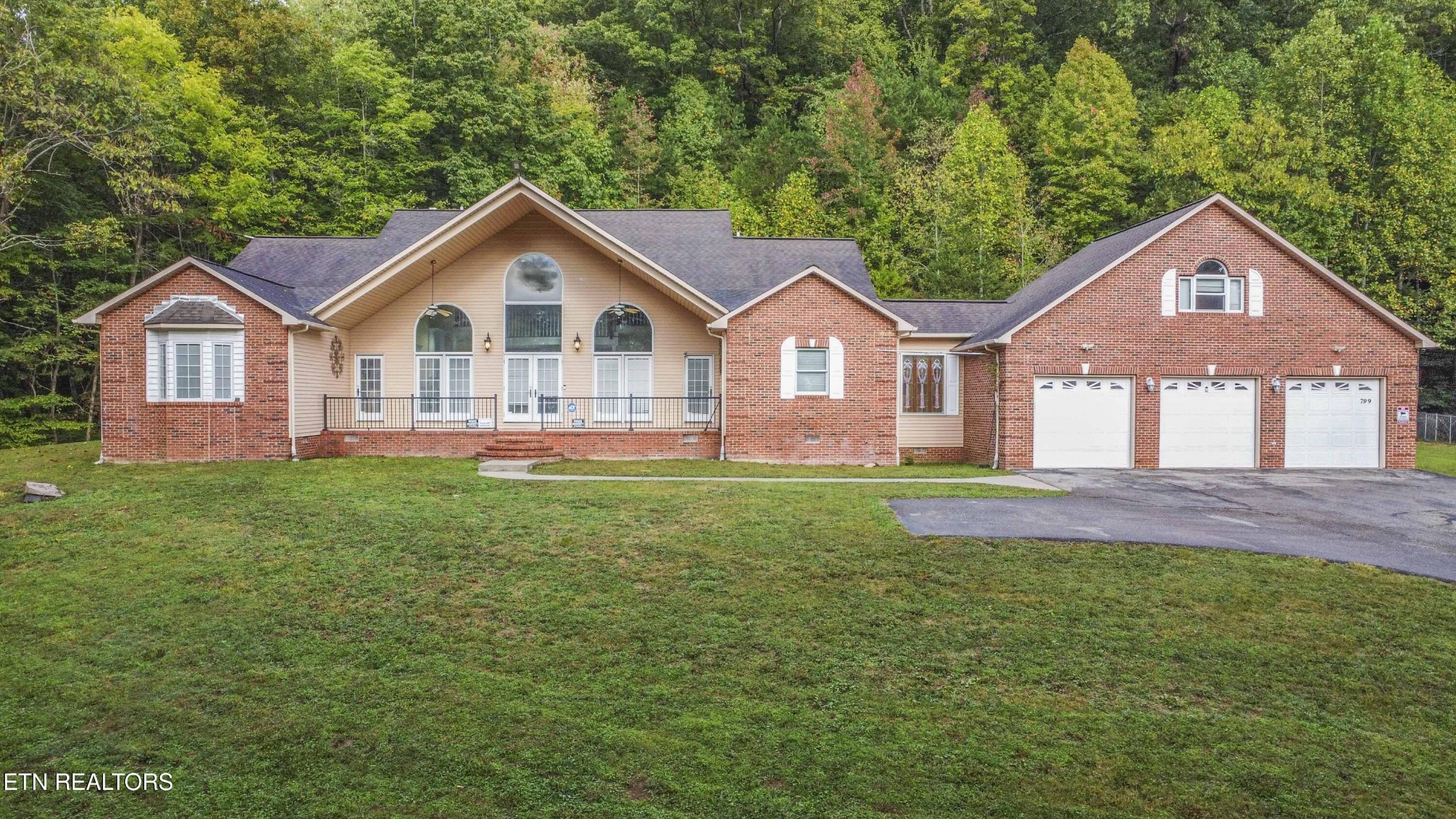 799 Twin Hills Lane Property Photo 1
