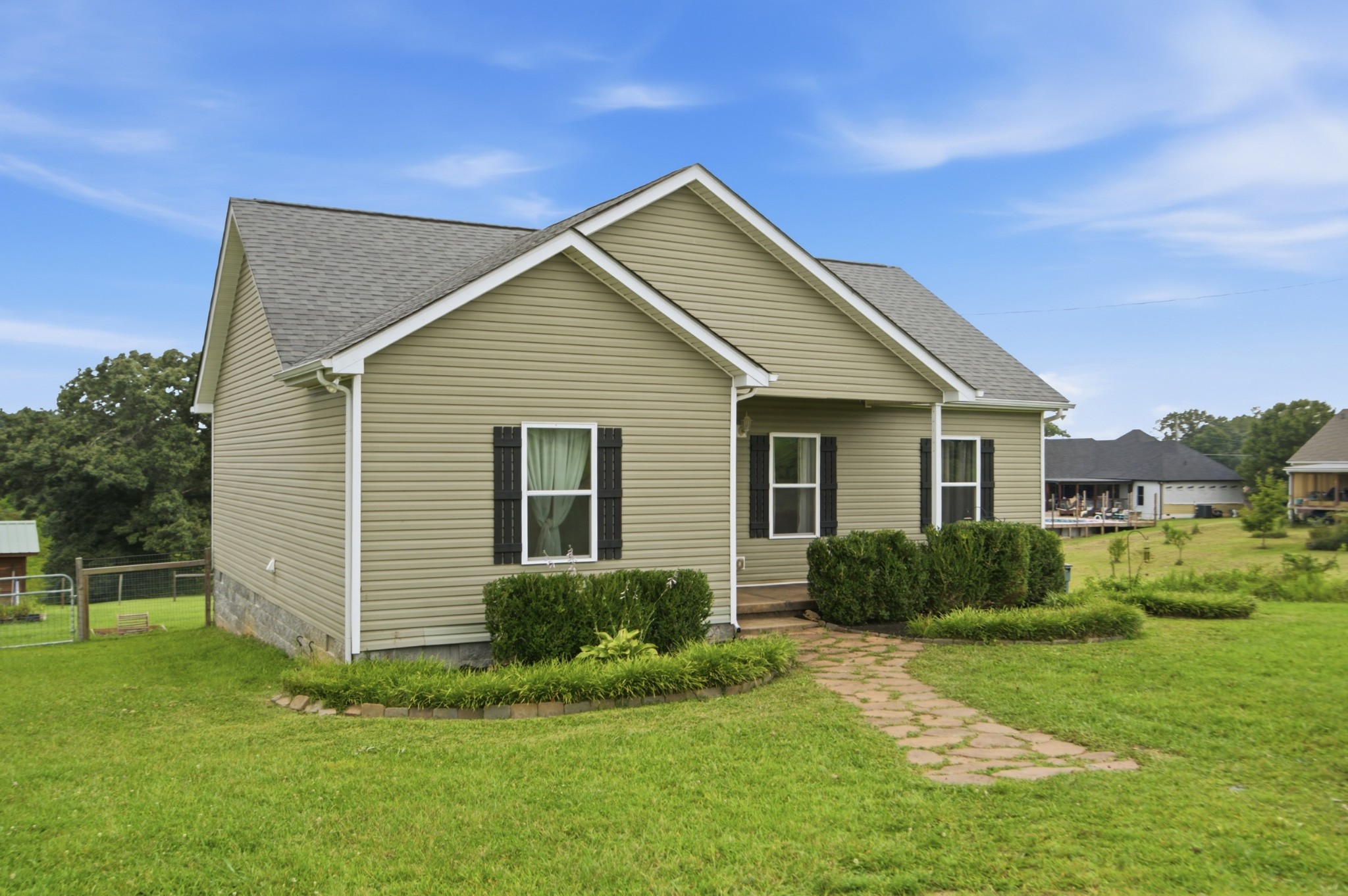 17036 Pond Cir Property Photo 3