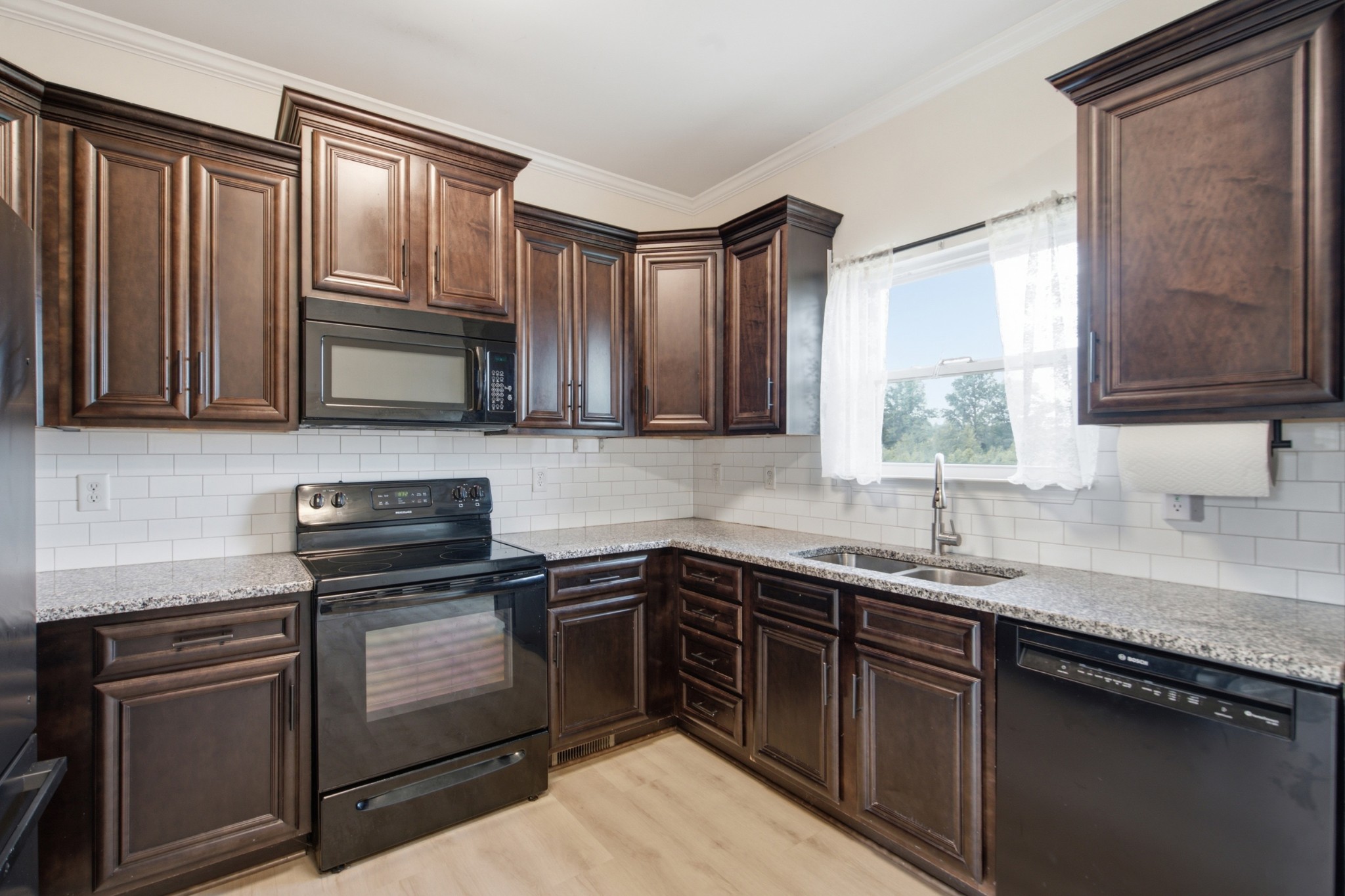 17036 Pond Cir Property Photo 10