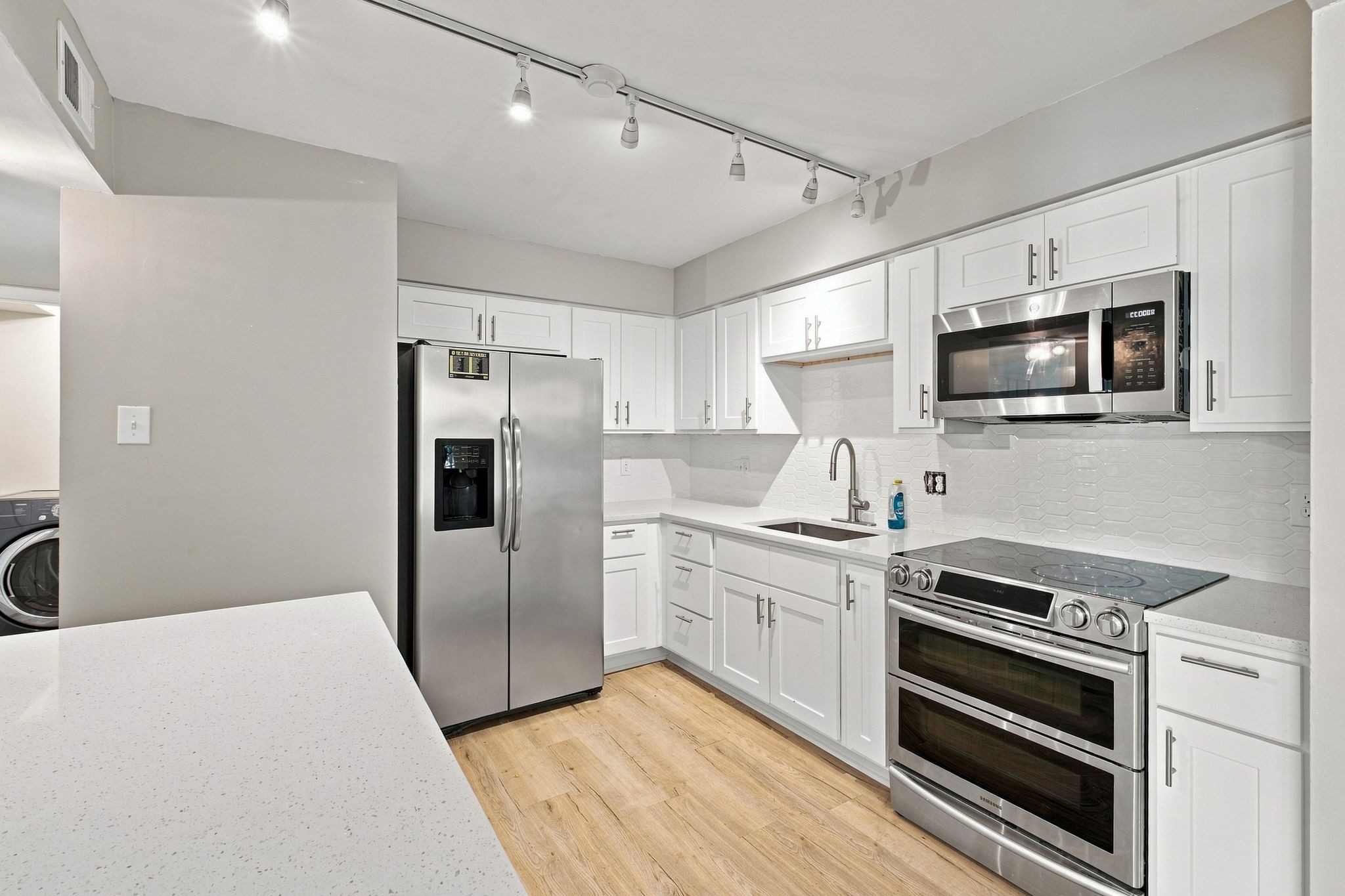 555 N Dupont Ave Property Photo 1