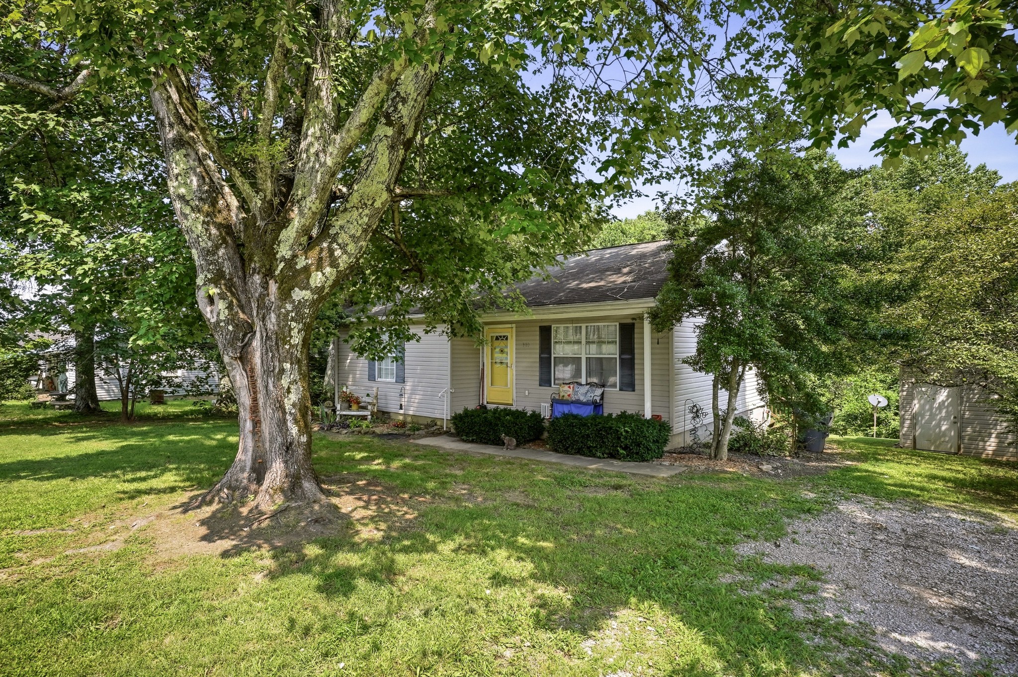900 Clay Ave
