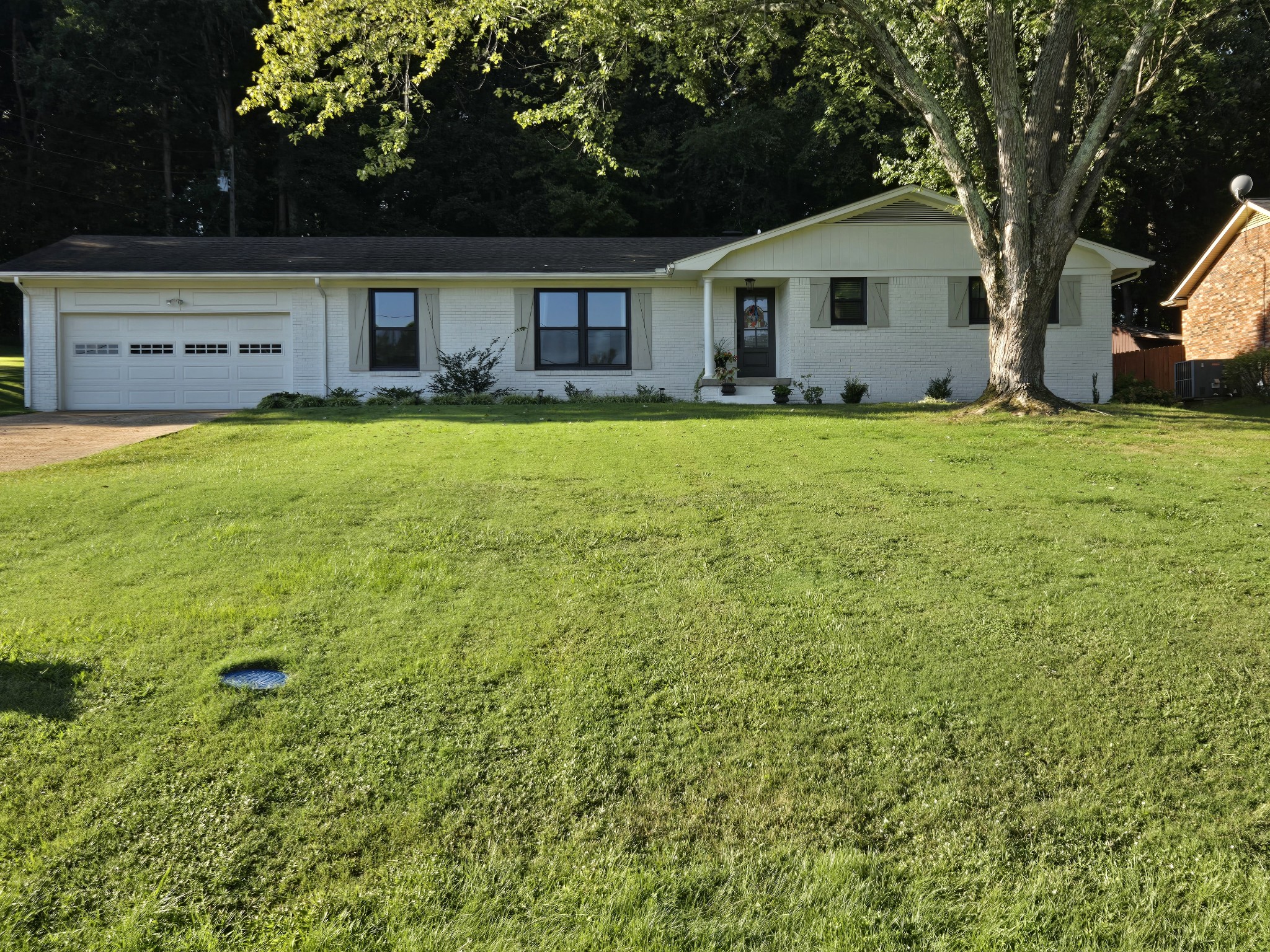 1923 White Oak Dr Property Photo 1