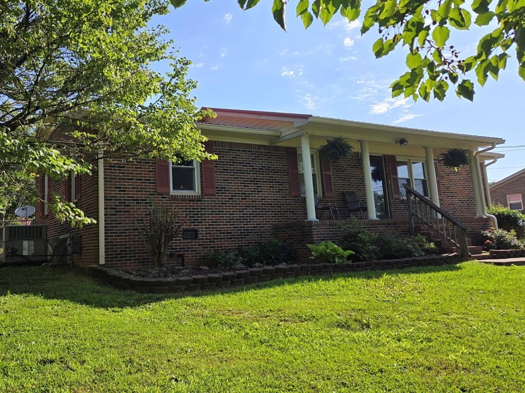 301 Mcquade Cir Property Photo 1