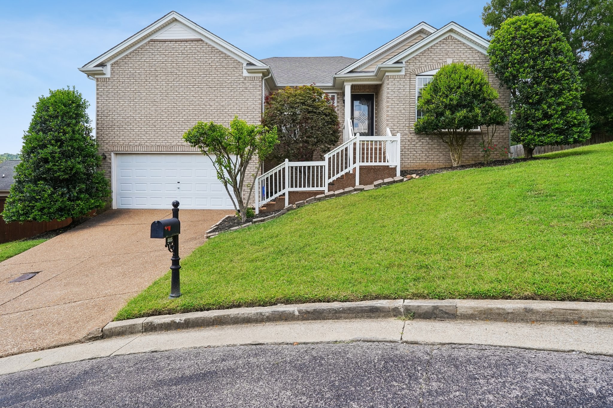 805 Waterloo Ct Property Photo 1