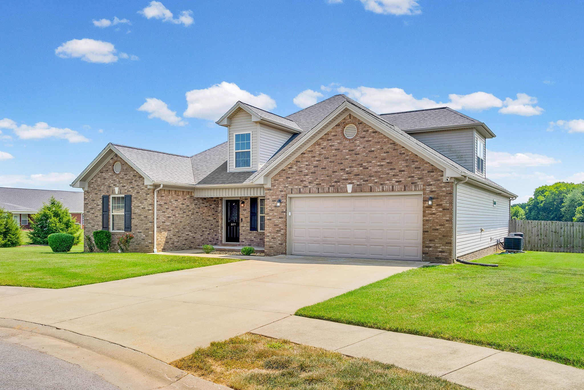 609 Summerset Pl Property Photo 1