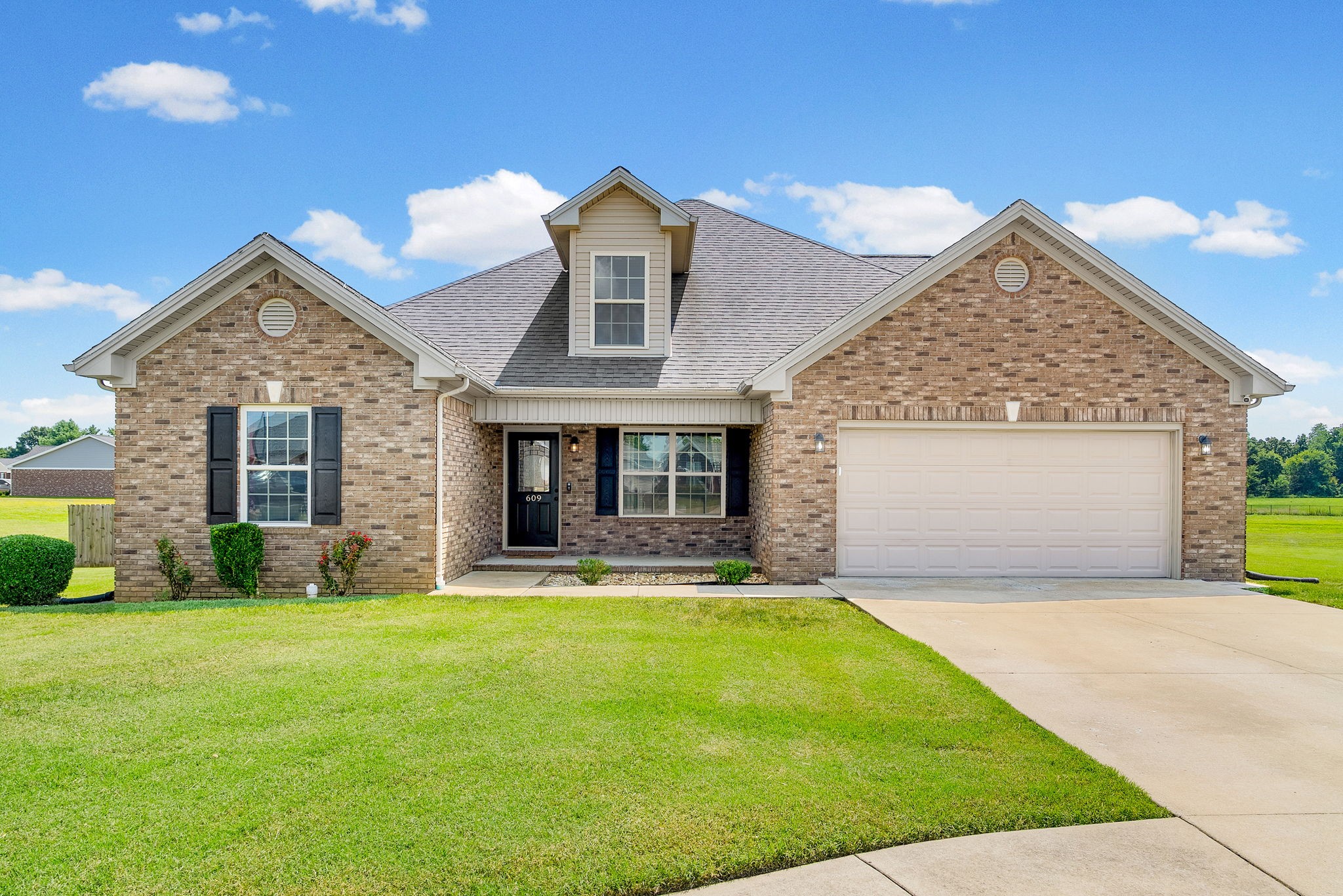 609 Summerset Pl Property Photo 3