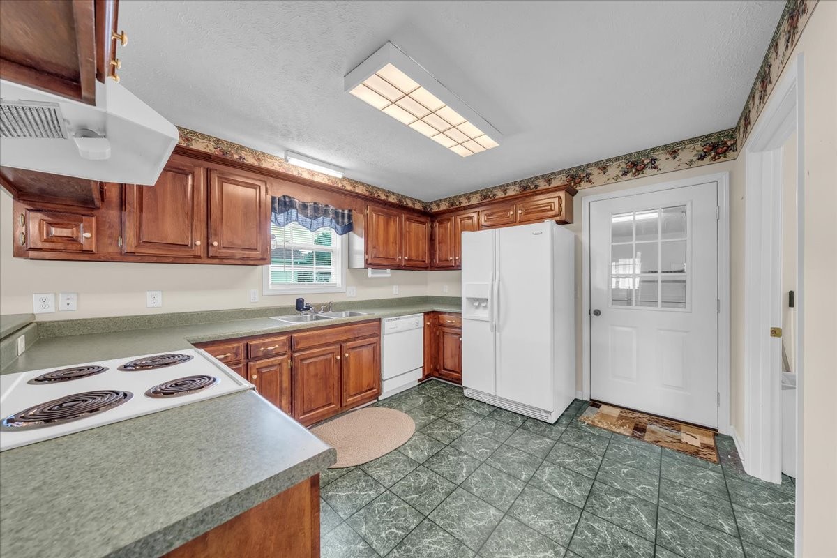 355 W Doak Rd Property Photo 4
