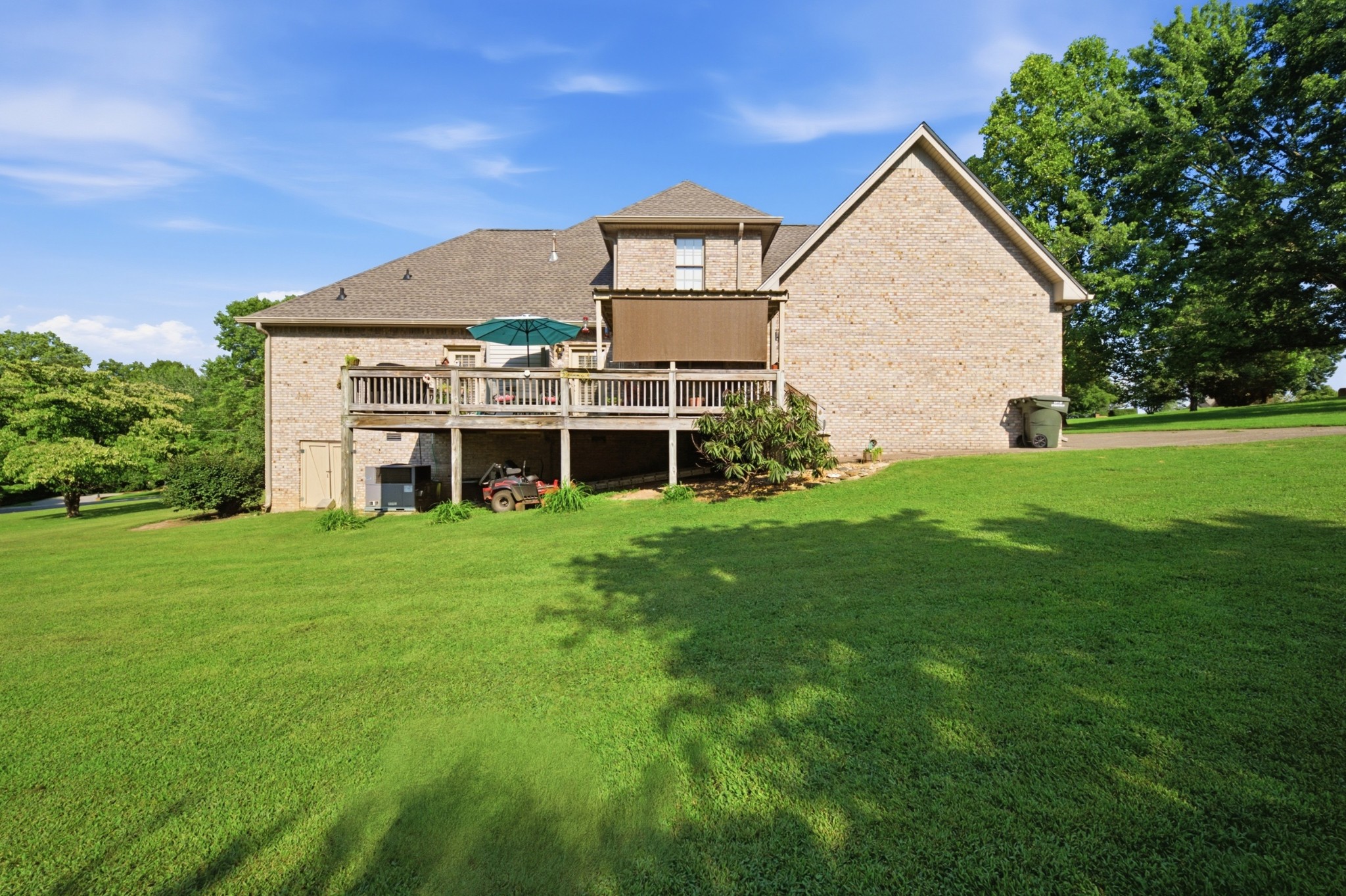 2044 Laura Ln Property Photo 5