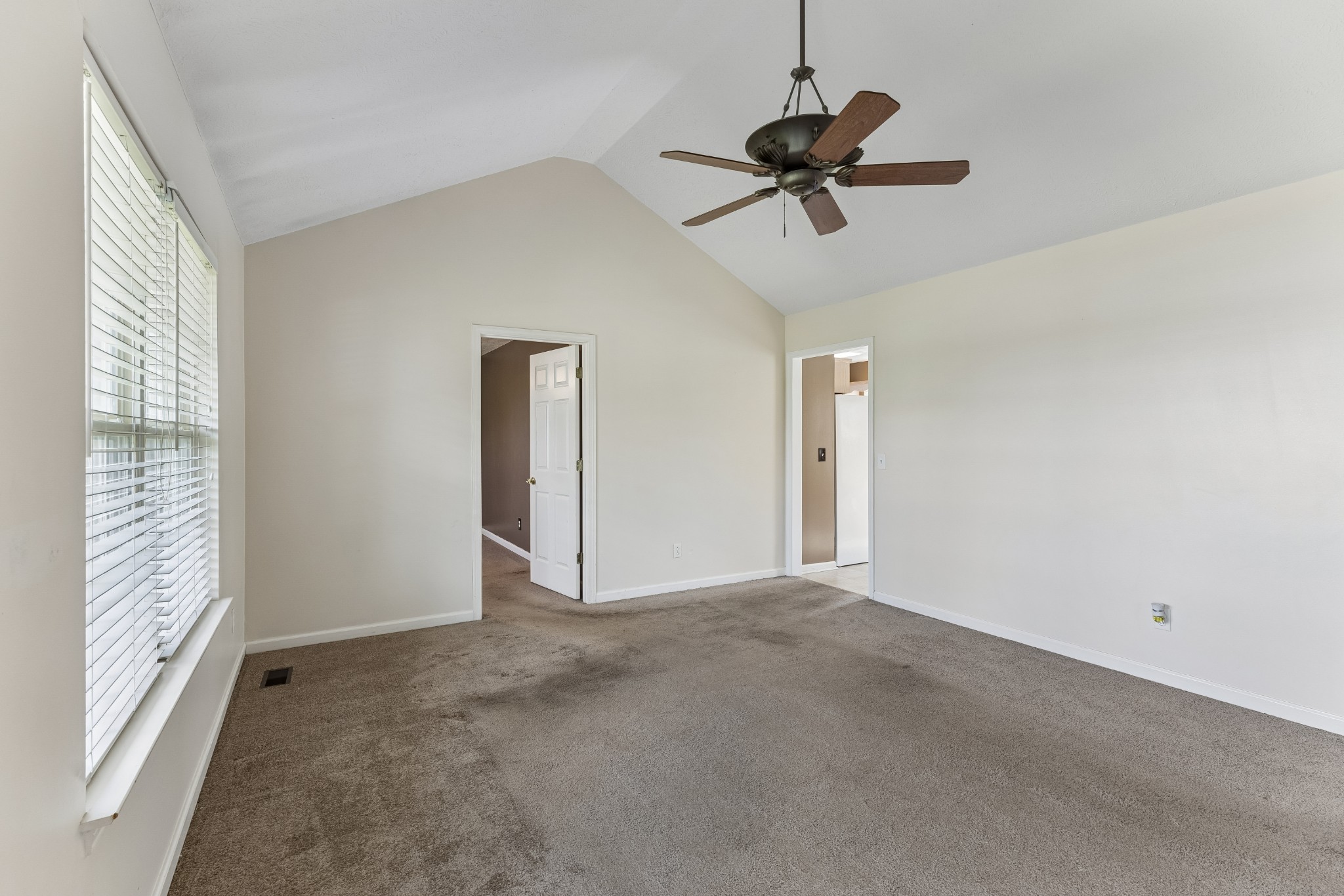 120 Pebble Brook Dr Property Photo 4