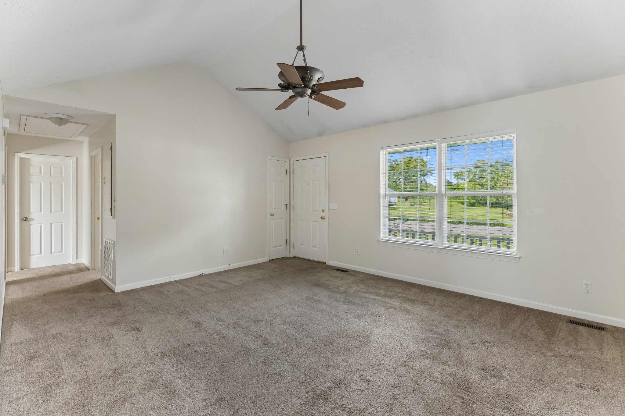 120 Pebble Brook Dr Property Photo 5