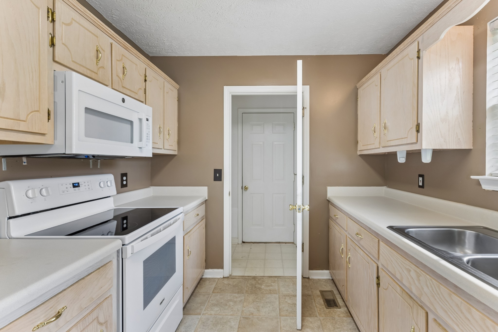 120 Pebble Brook Dr Property Photo 7