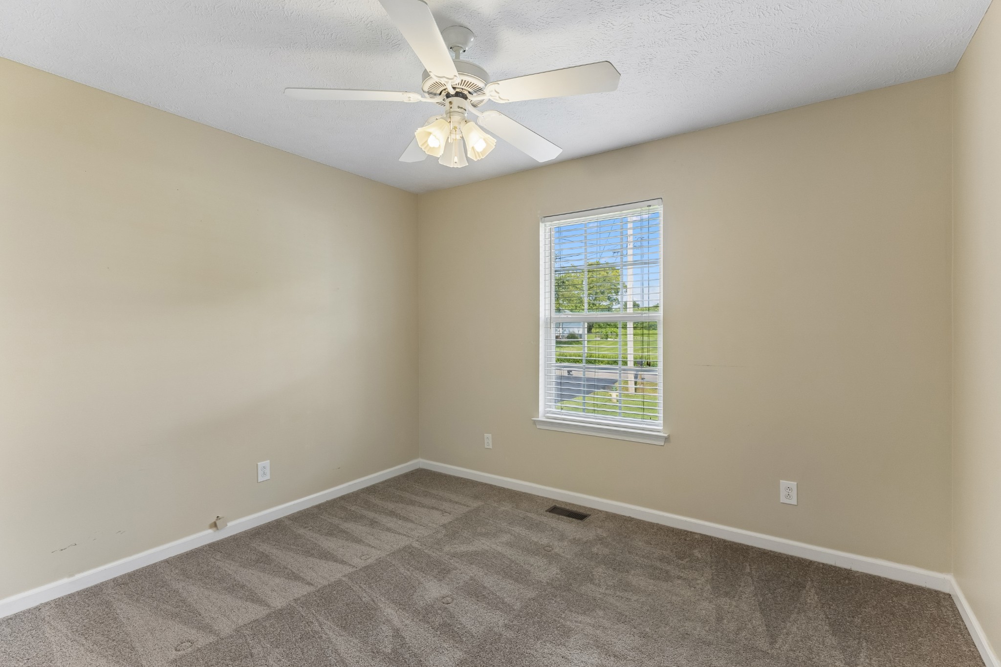 120 Pebble Brook Dr Property Photo 16