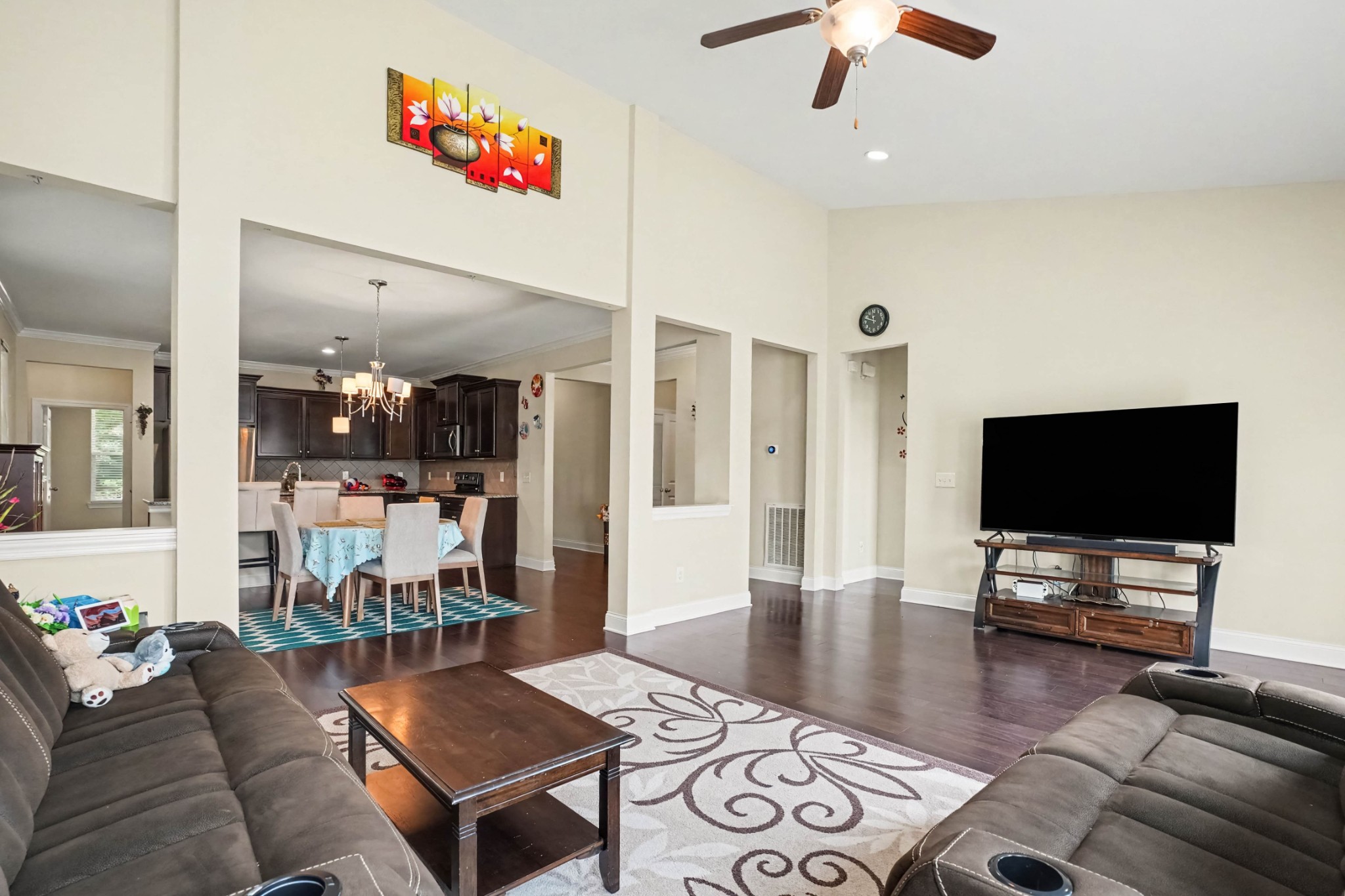 1621 Southhampton Way Property Photo 2