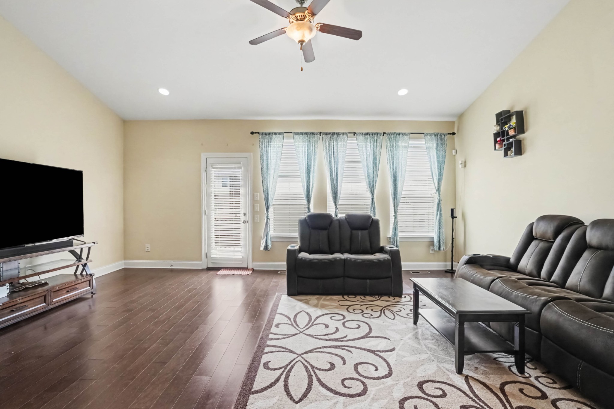 1621 Southhampton Way Property Photo 3