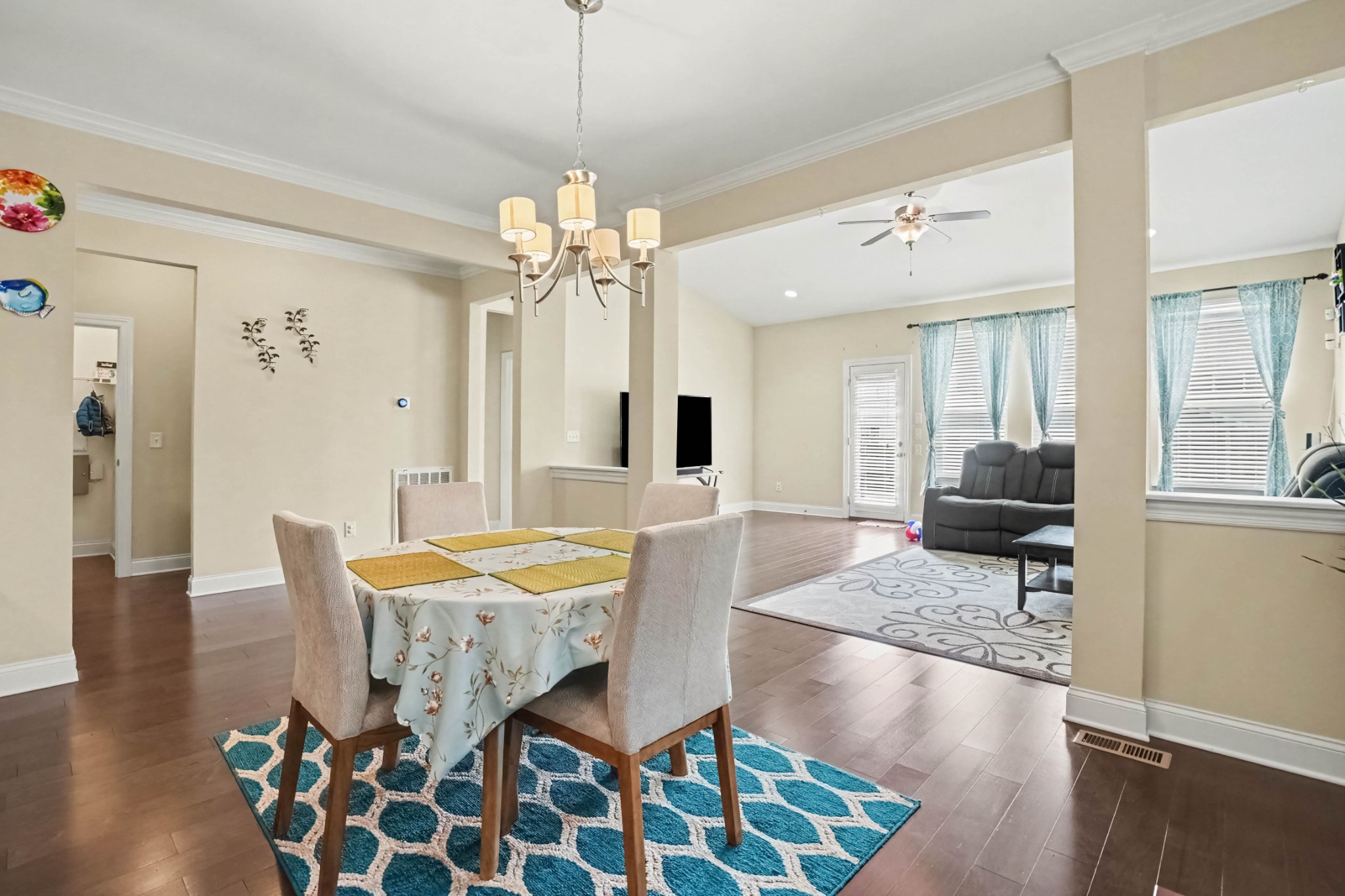 1621 Southhampton Way Property Photo 4