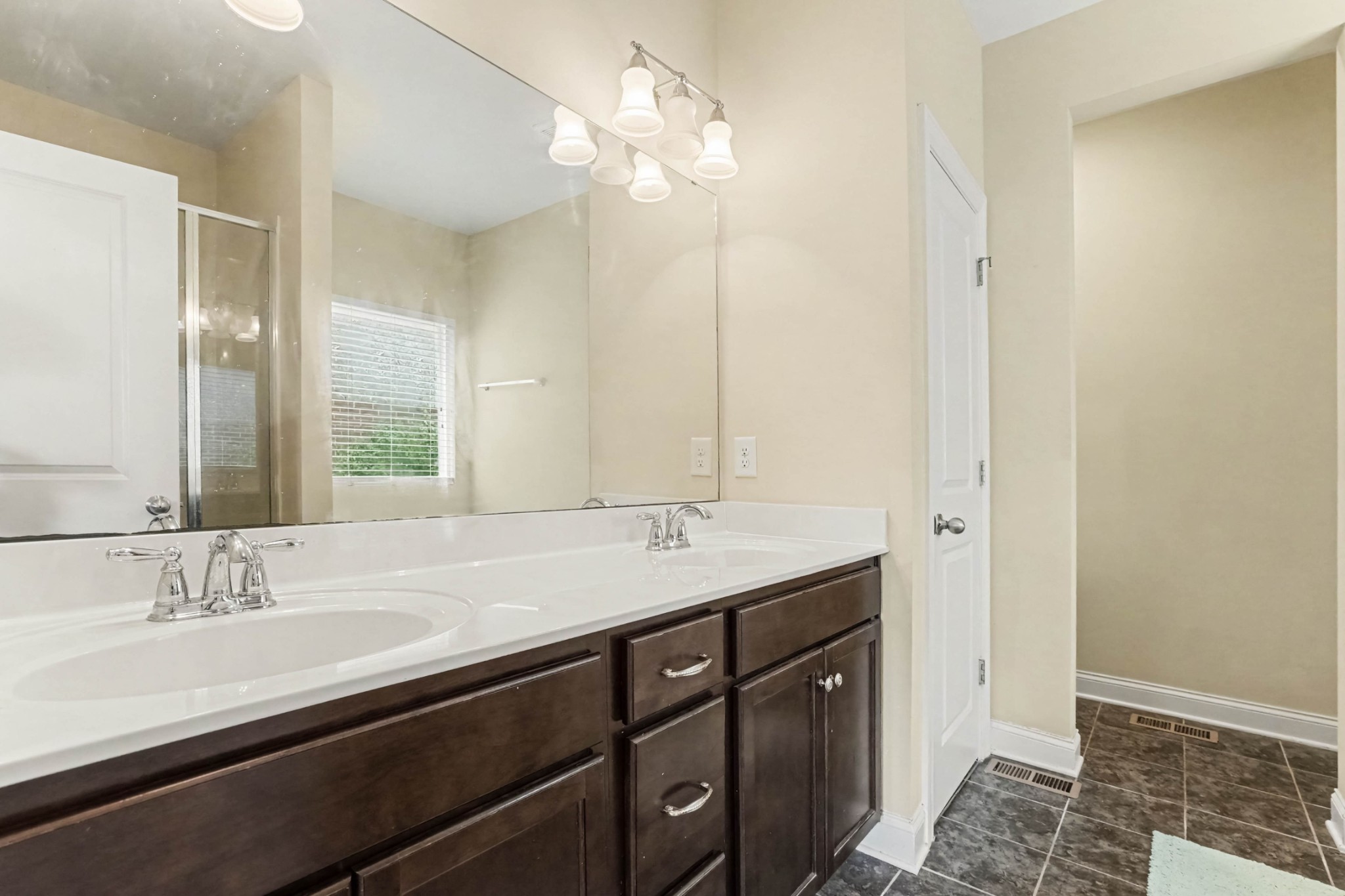 1621 Southhampton Way Property Photo 12