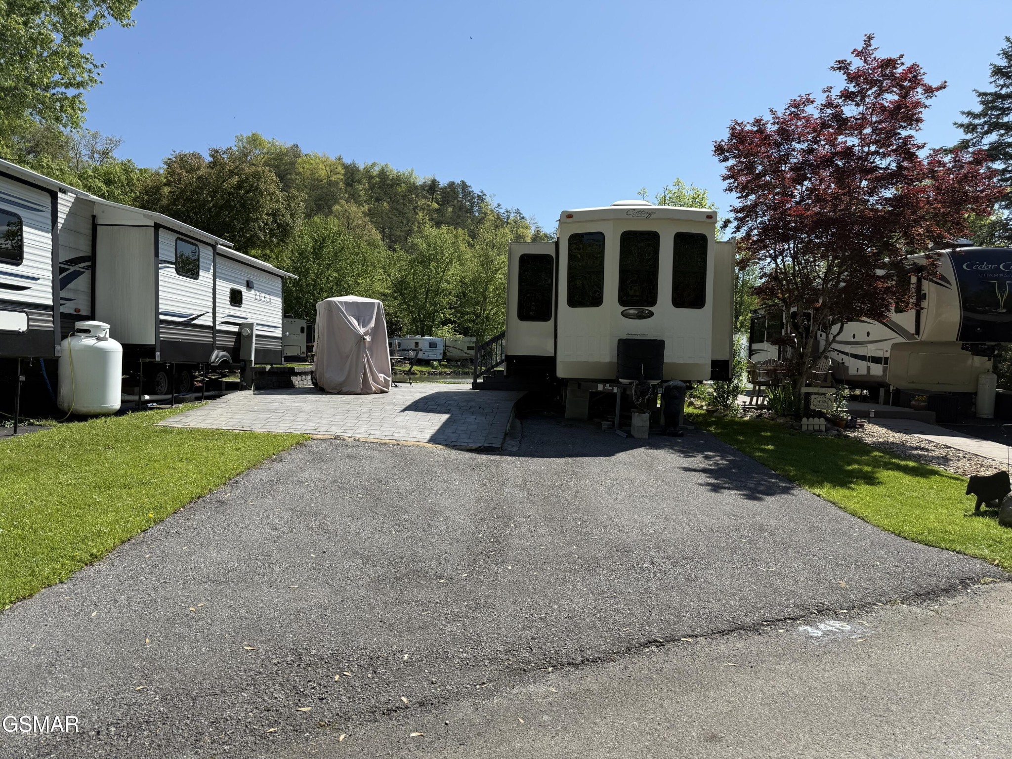 4229 E Parkway Property Photo 3