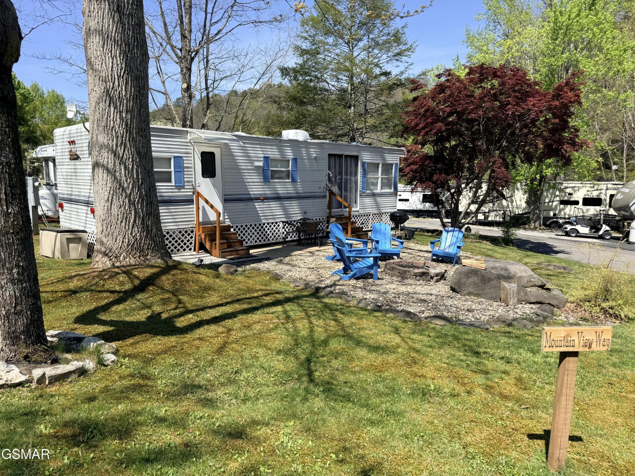 4229 E Parkway Property Photo 4