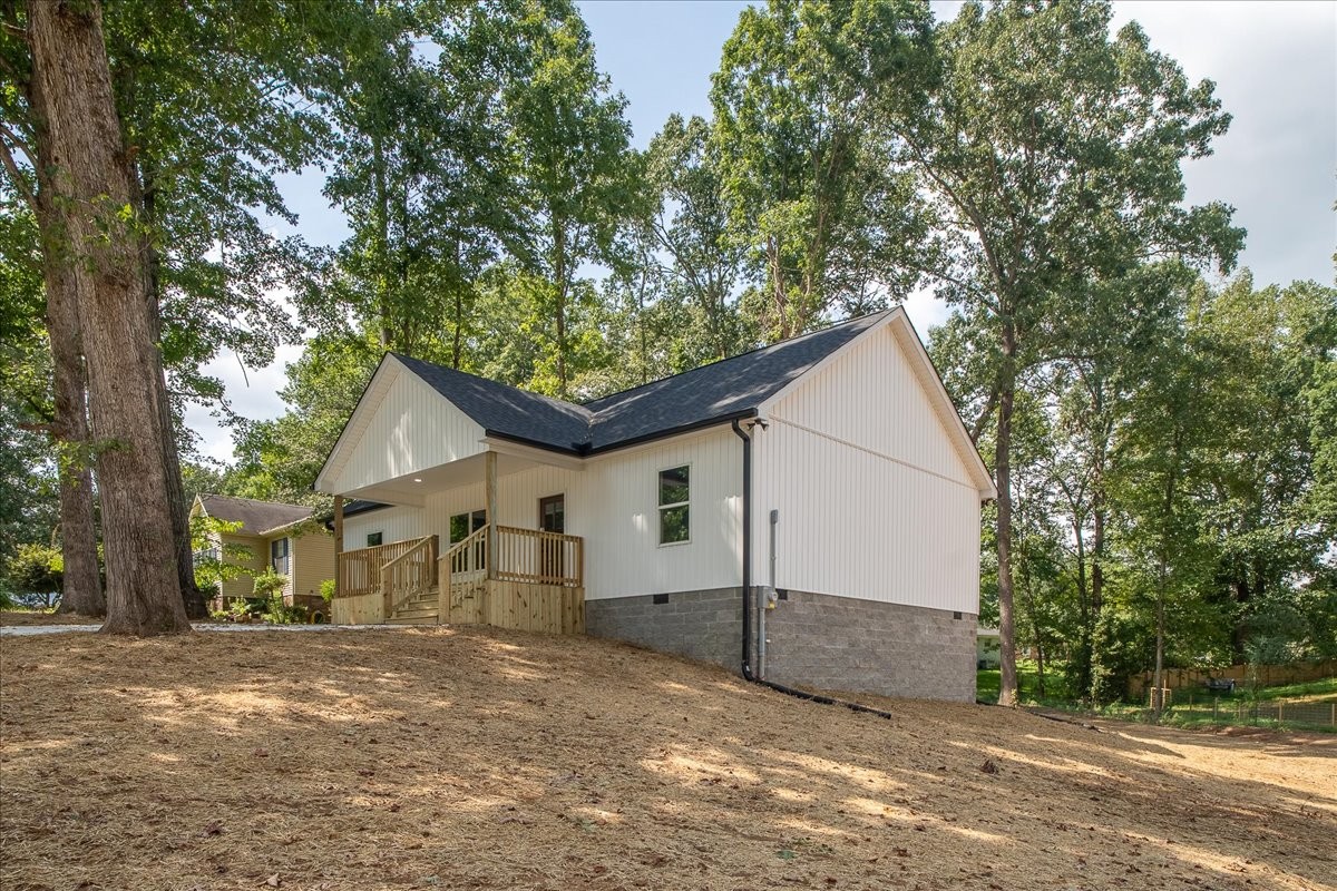 300 Devin Dr Property Photo 1