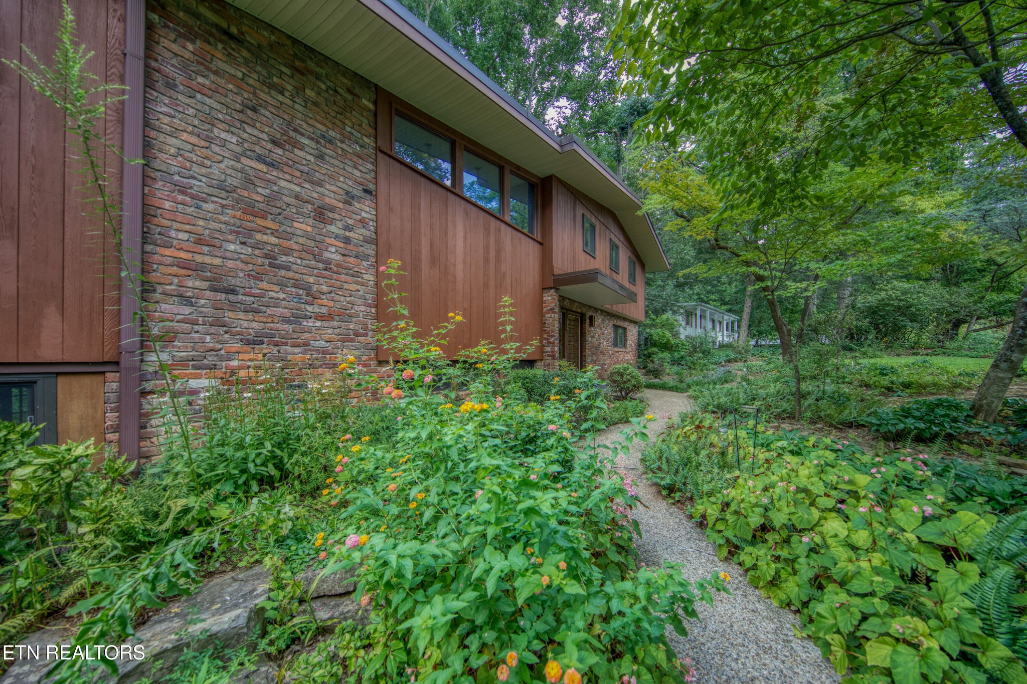 1014 W Outer Drive Property Photo 2