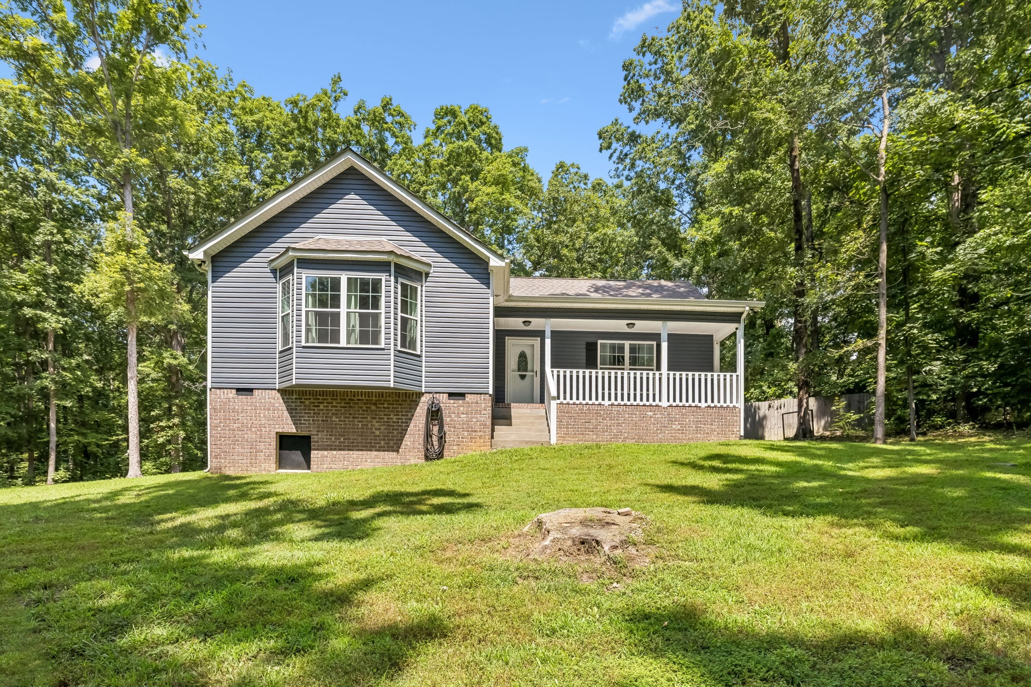1004 Johnston Dr Property Photo 1
