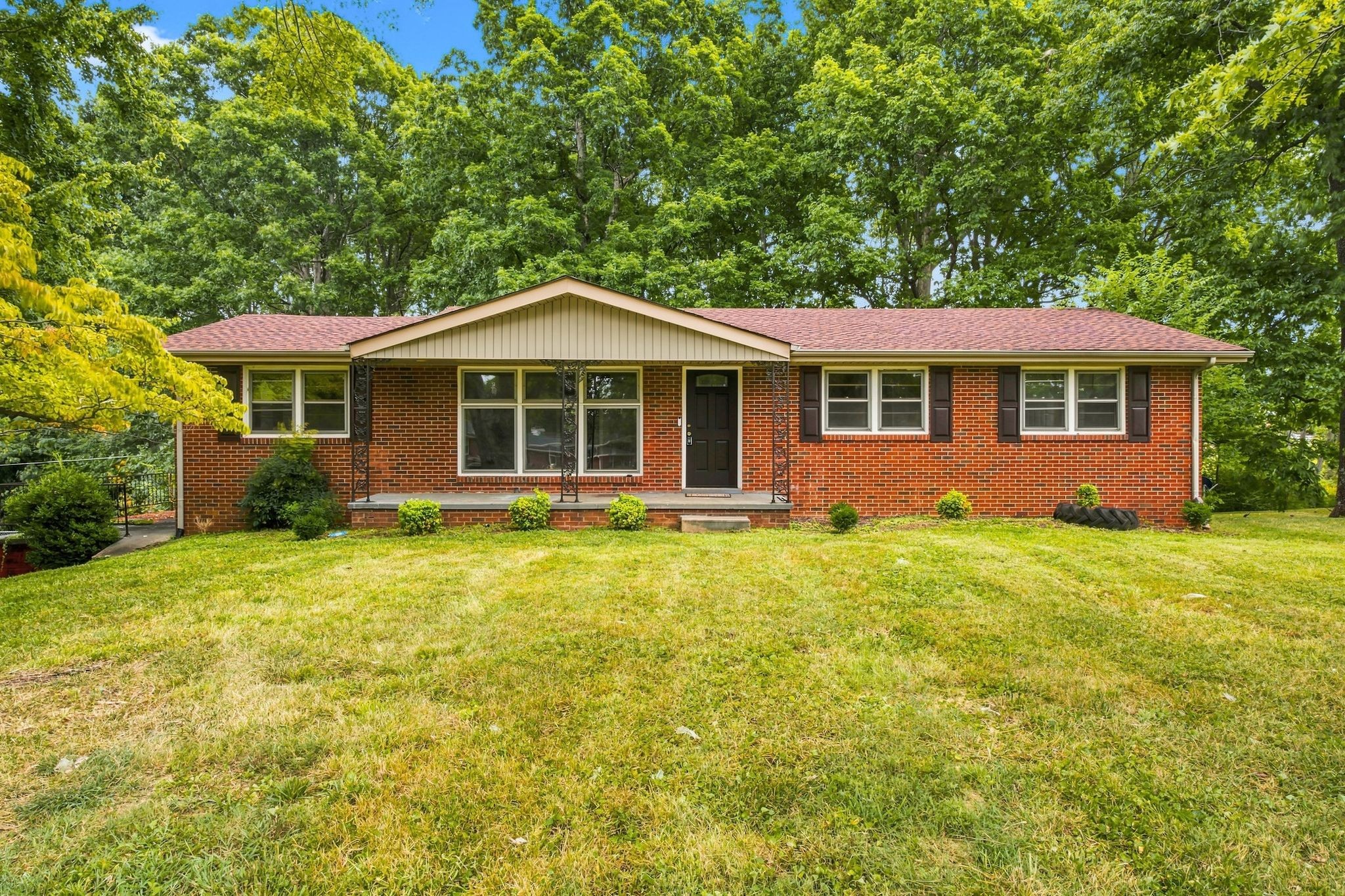 1302 Ellington Dr Property Photo 1