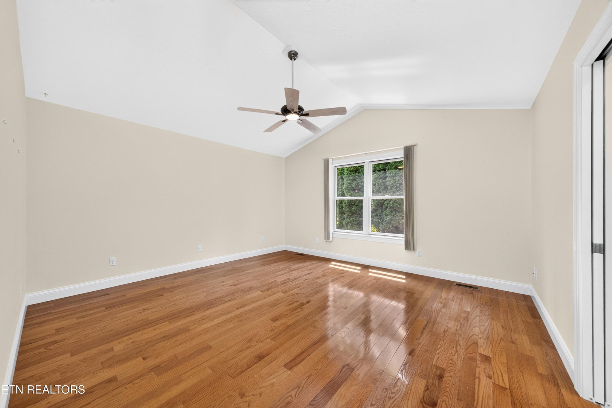 21 Thames Court Property Photo 36