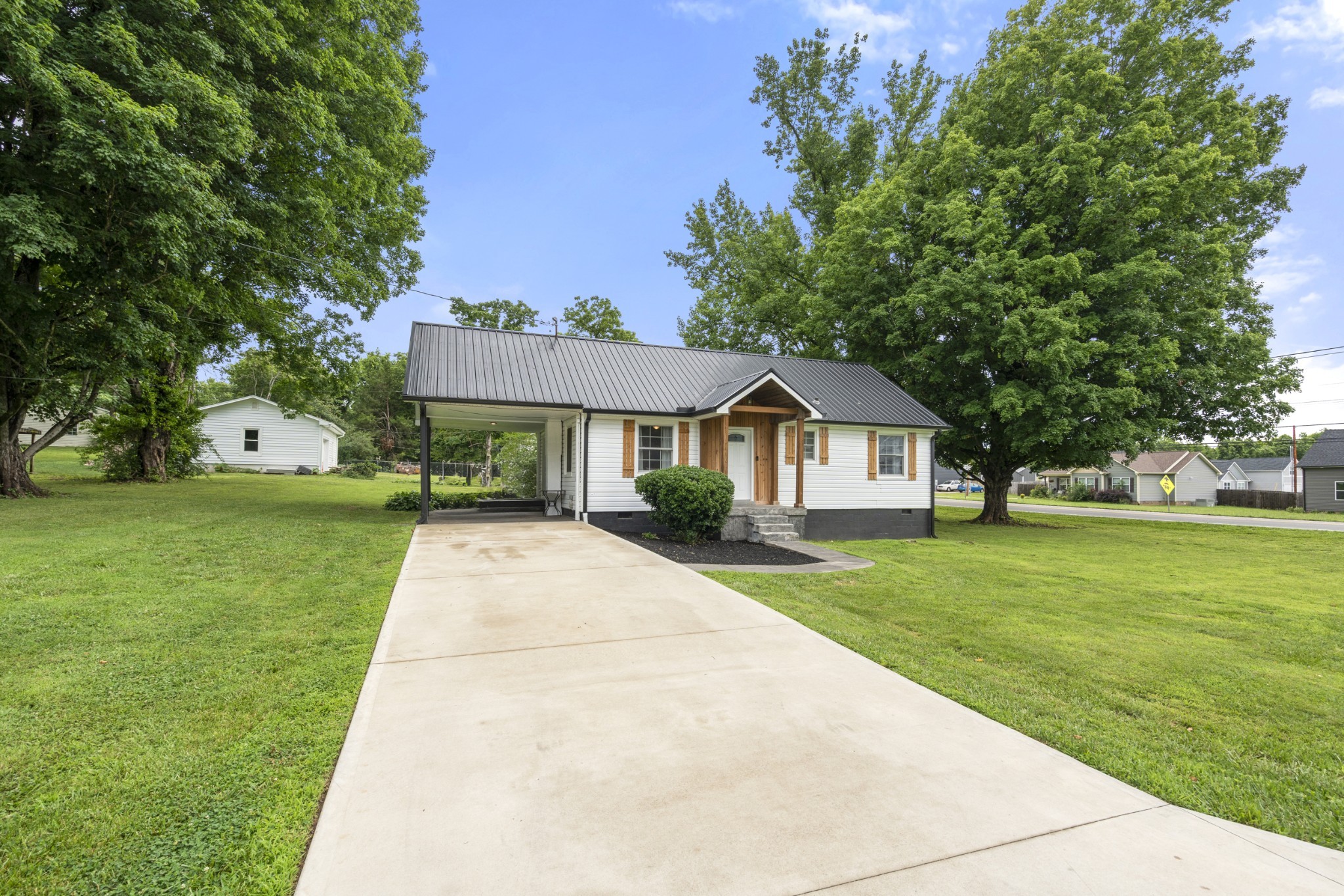 100 Brook Dr Property Photo 1