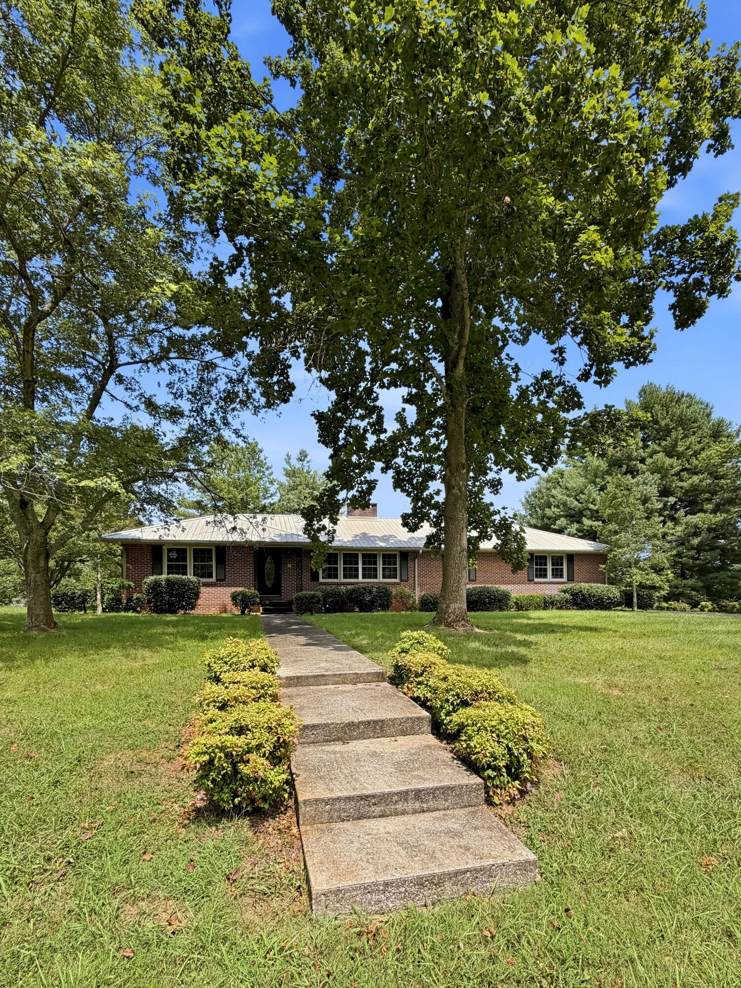401 E Petty Lane Property Photo 1