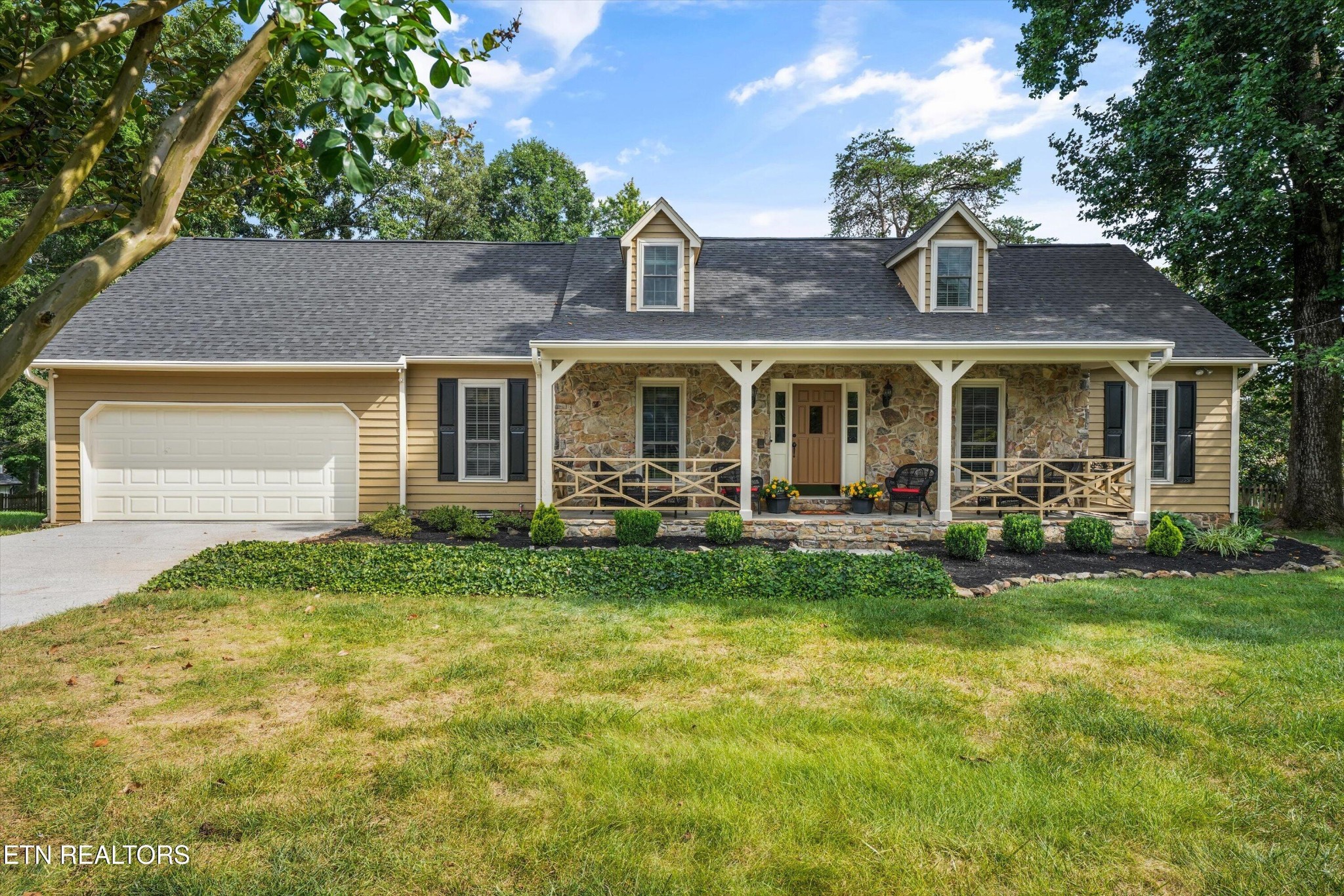 12124 Valley Tr