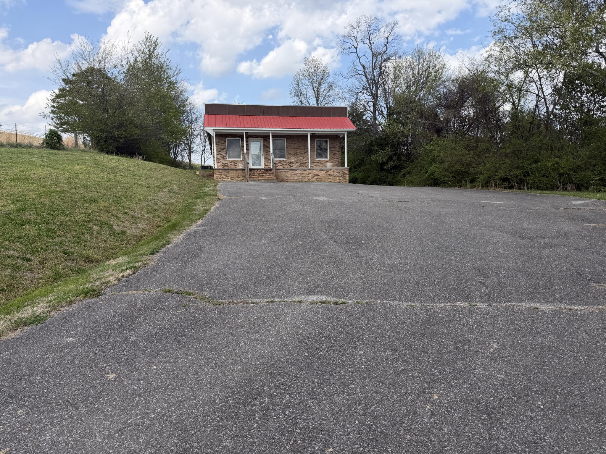 404 Oakland Road Property Photo 1