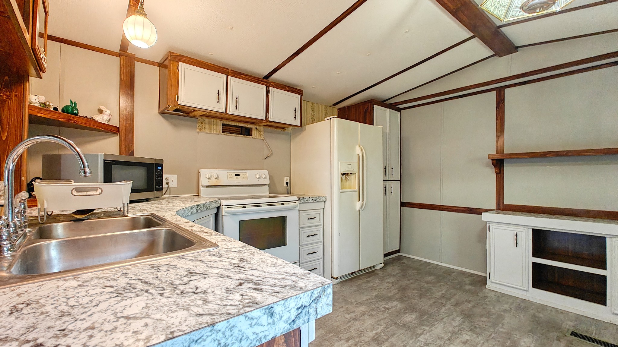 25 Jones Loop Property Photo 8