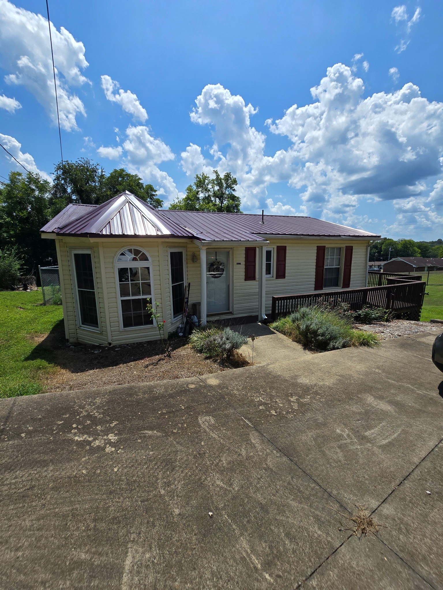 527 E Grigsby St, E Property Photo 1