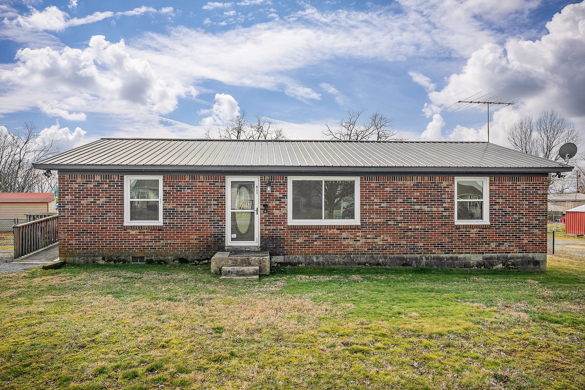 611 Estes St Property Photo 1