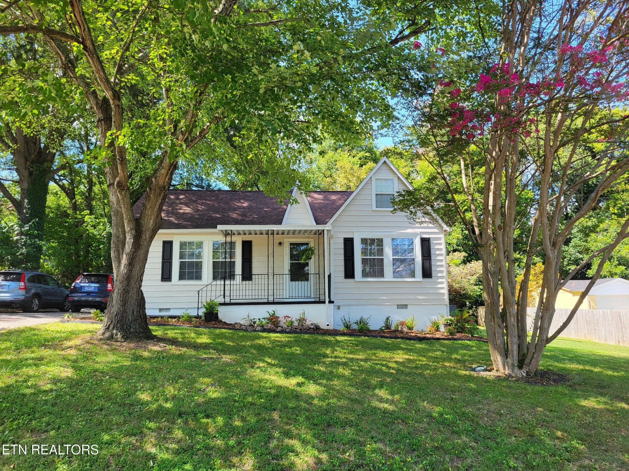 300 S Oak St Property Photo 1